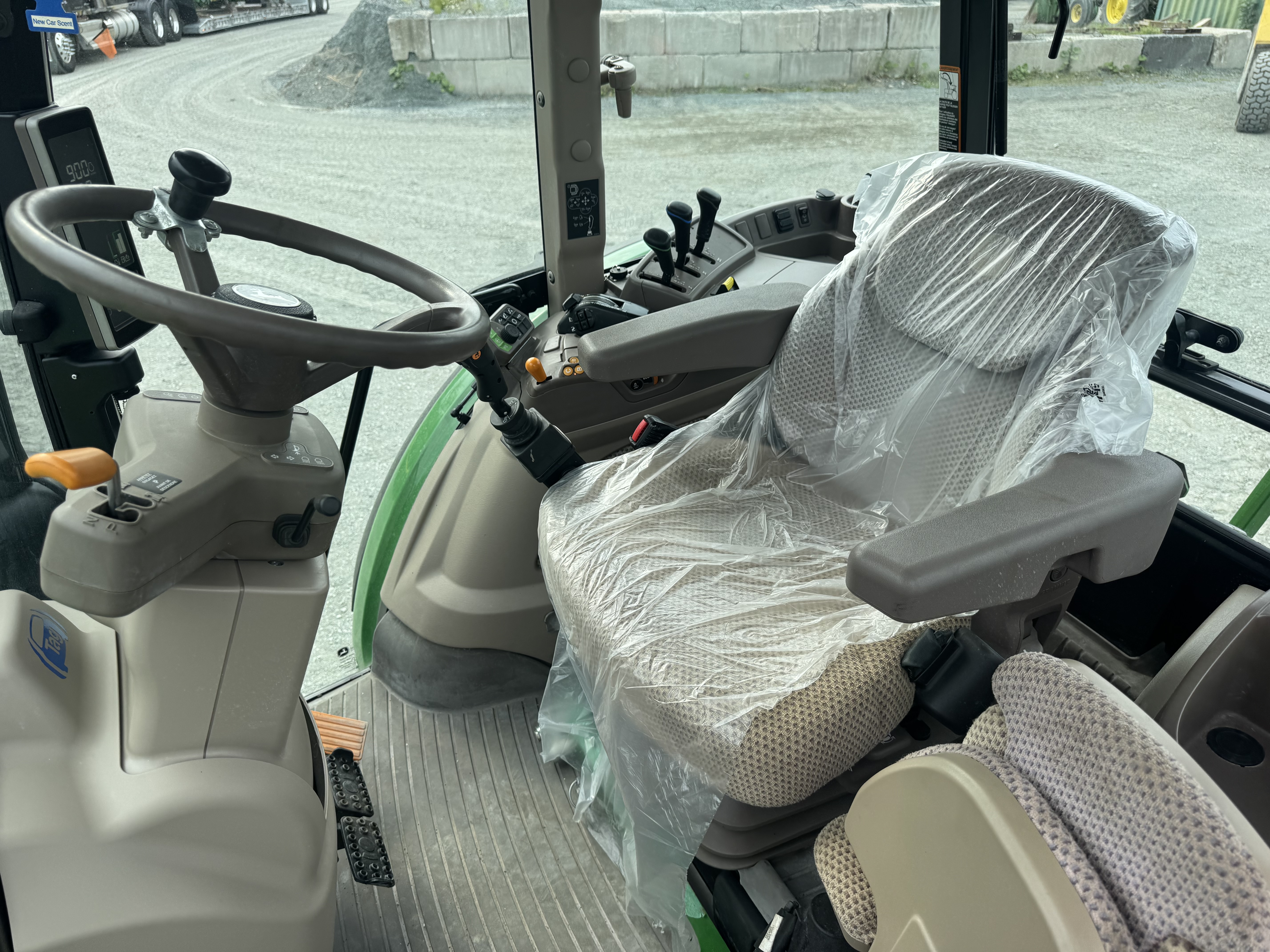 John Deere 5100R NOKIAN GRATTE