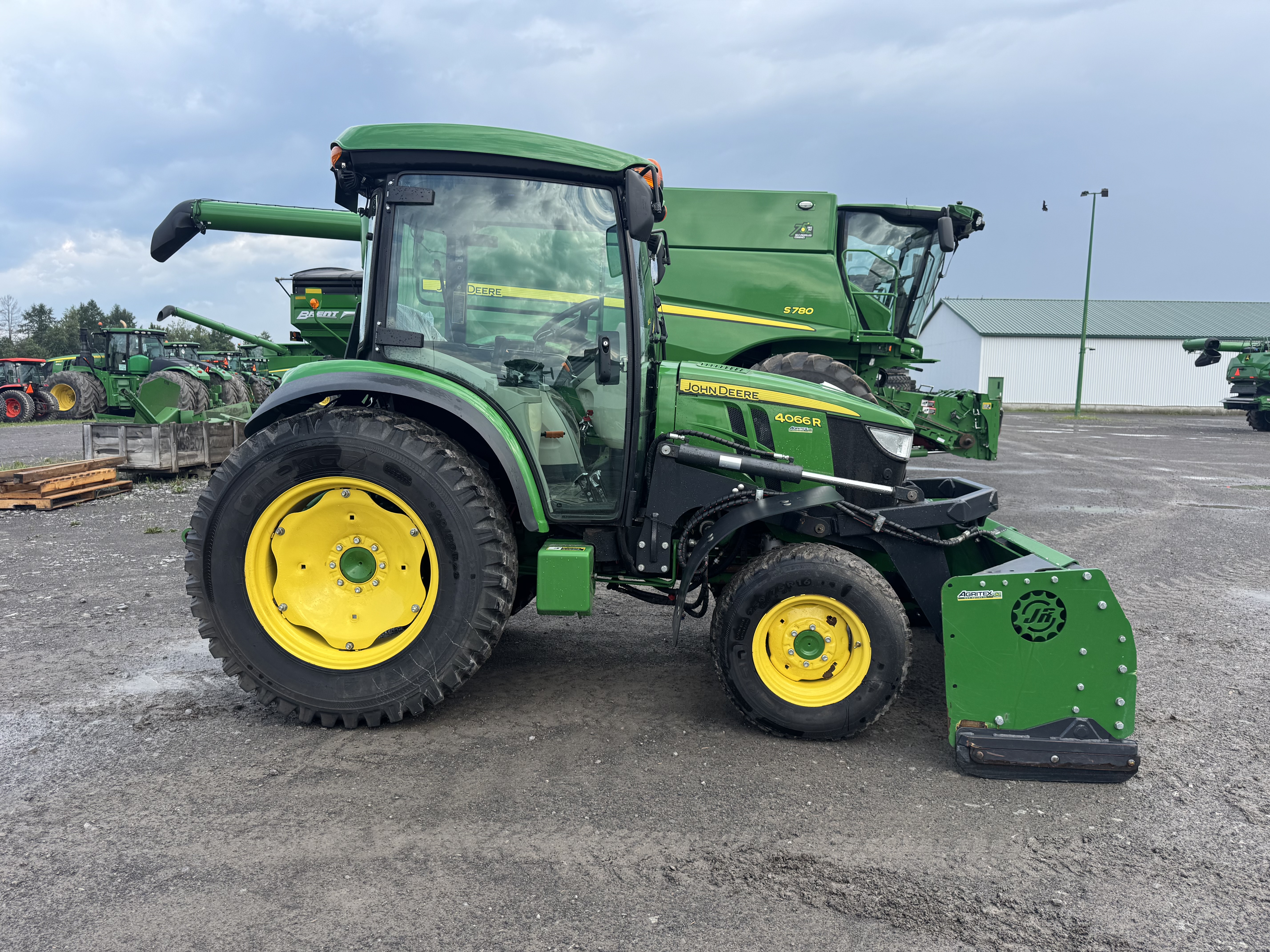 John Deere 4066R GRATTE NOKIAN    