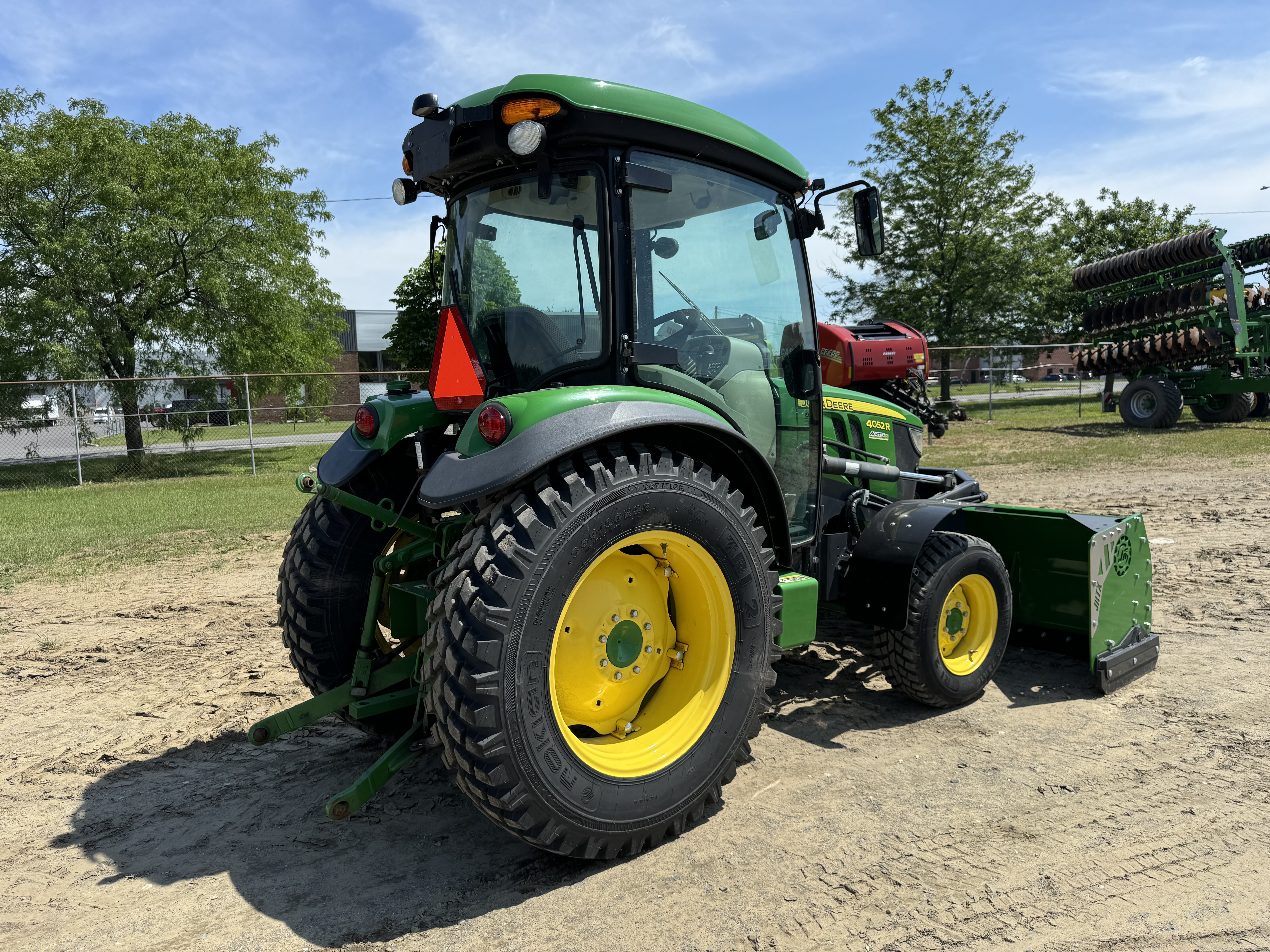 John Deere 4052R GRATTE NOKIAN 