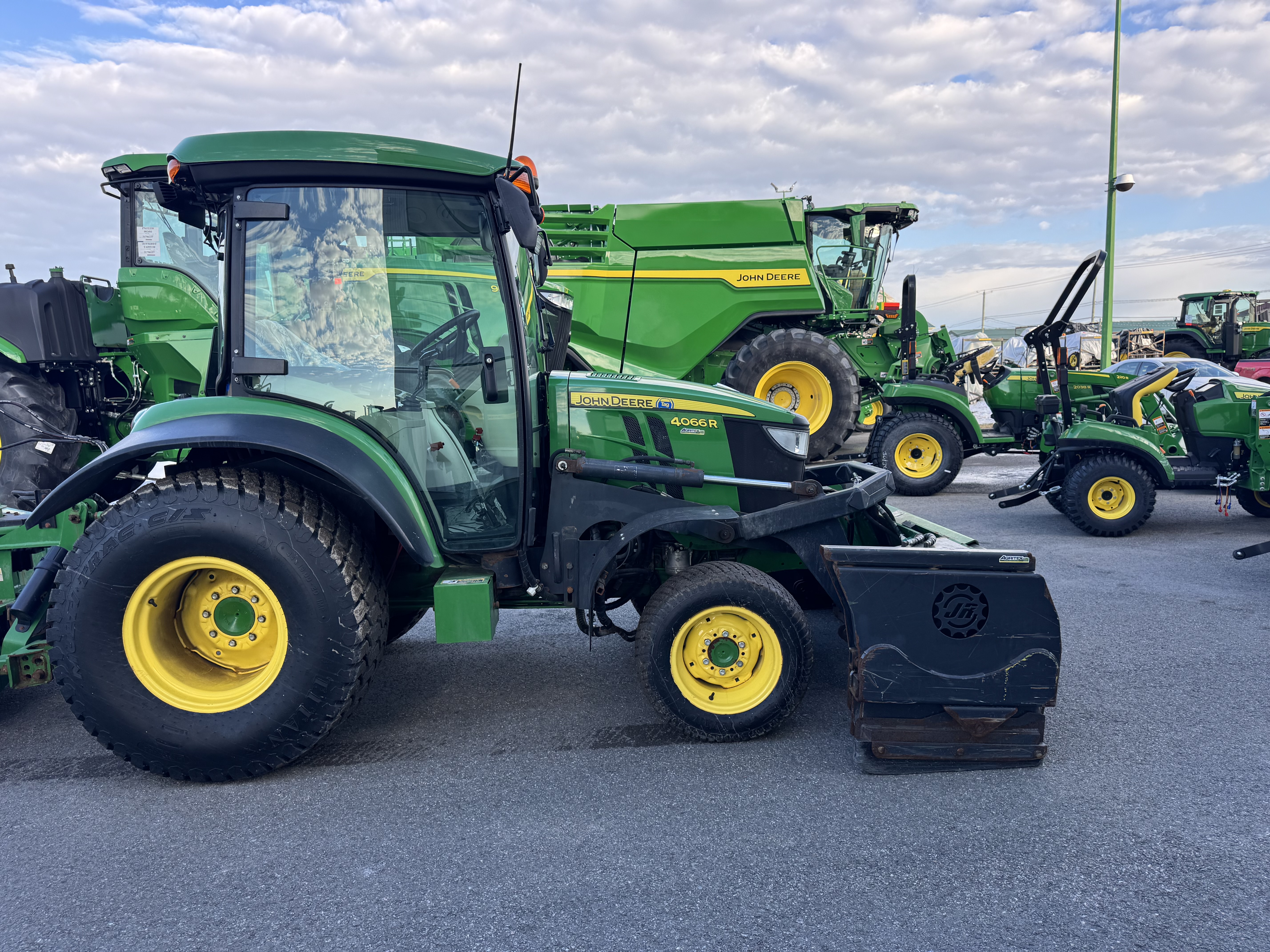 John Deere 4066R GRATTE TURF    