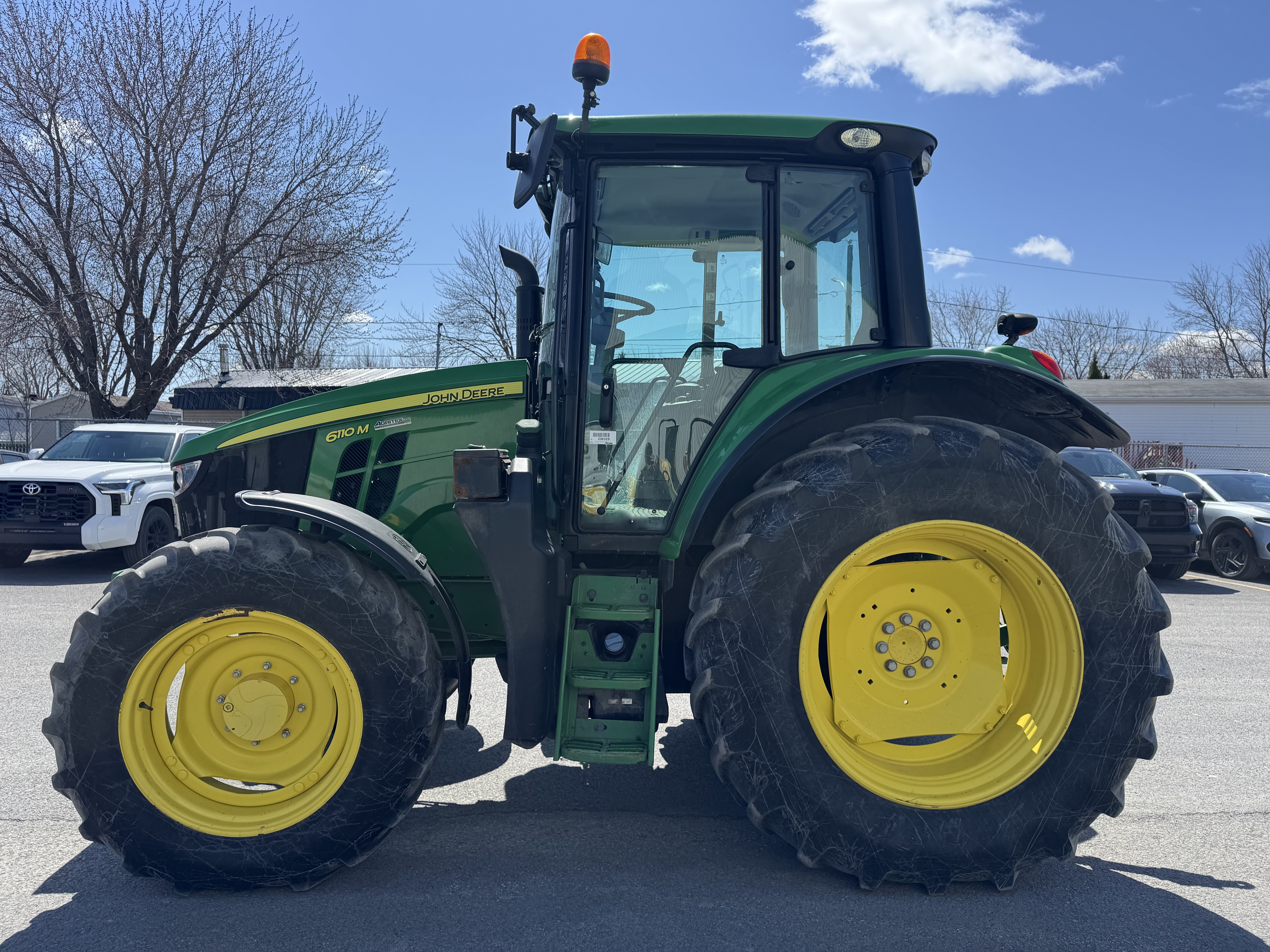 John Deere 6110M