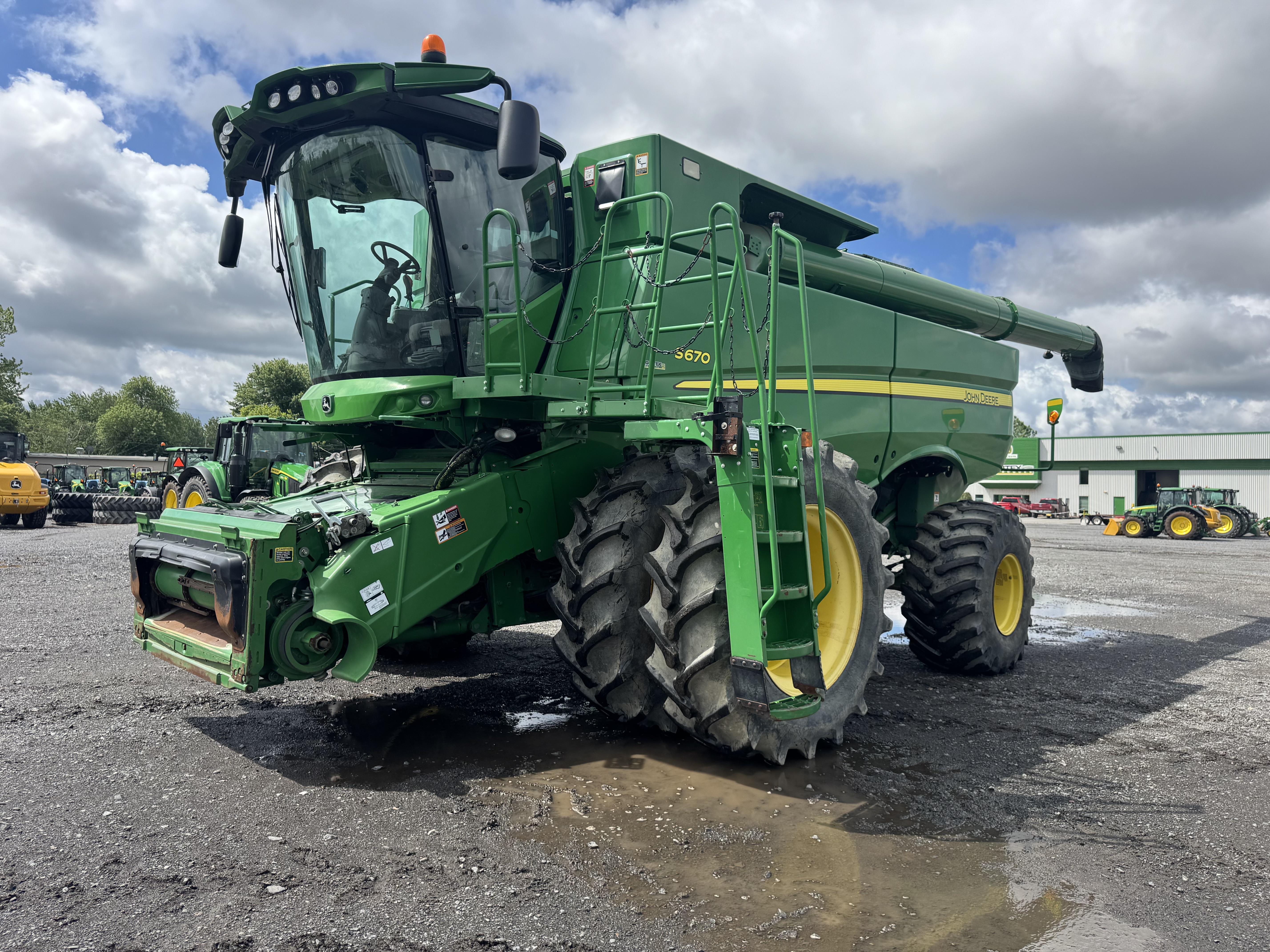 John Deere S670