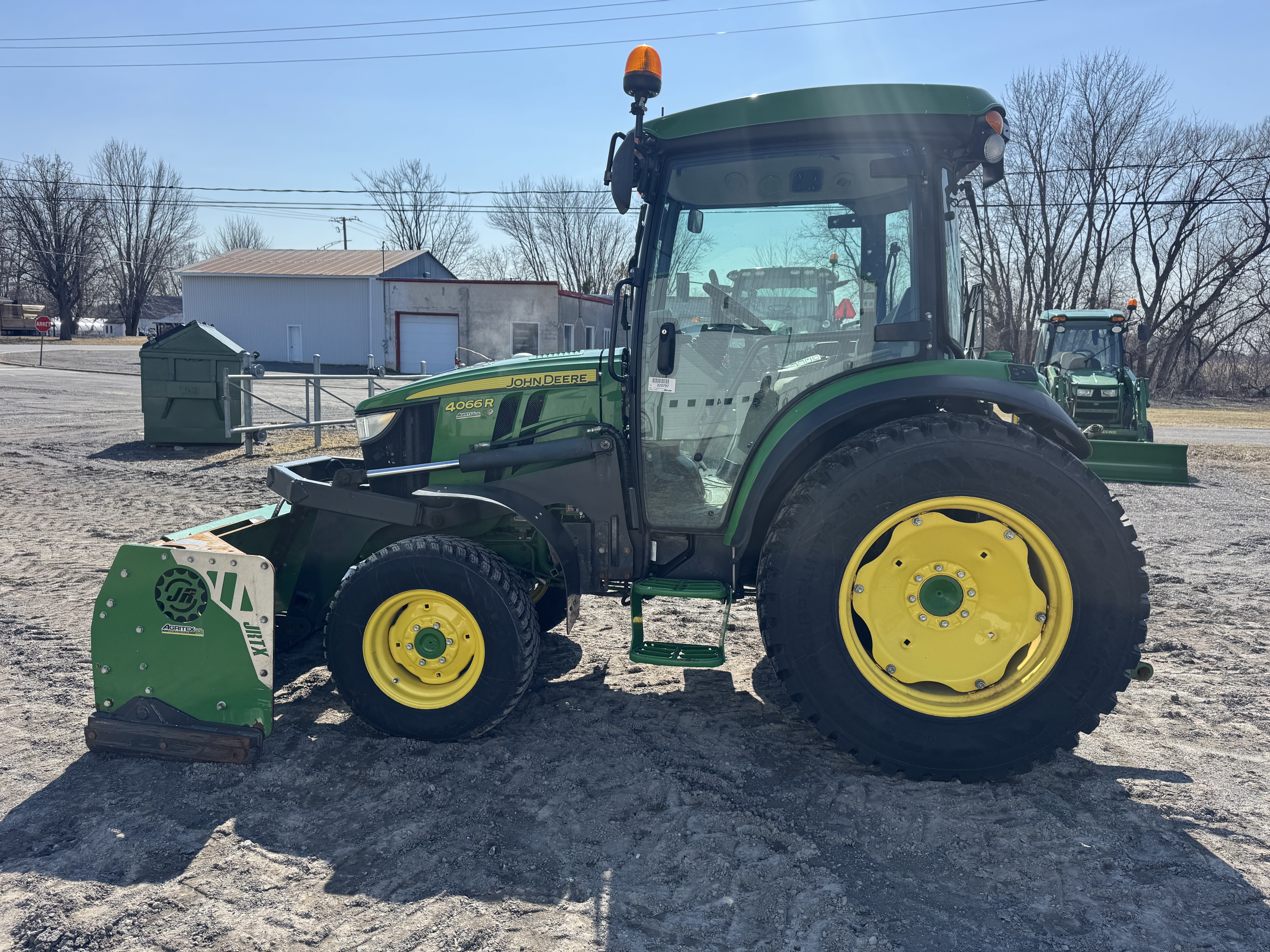 John Deere 4066R GRATTE NOKIAN    