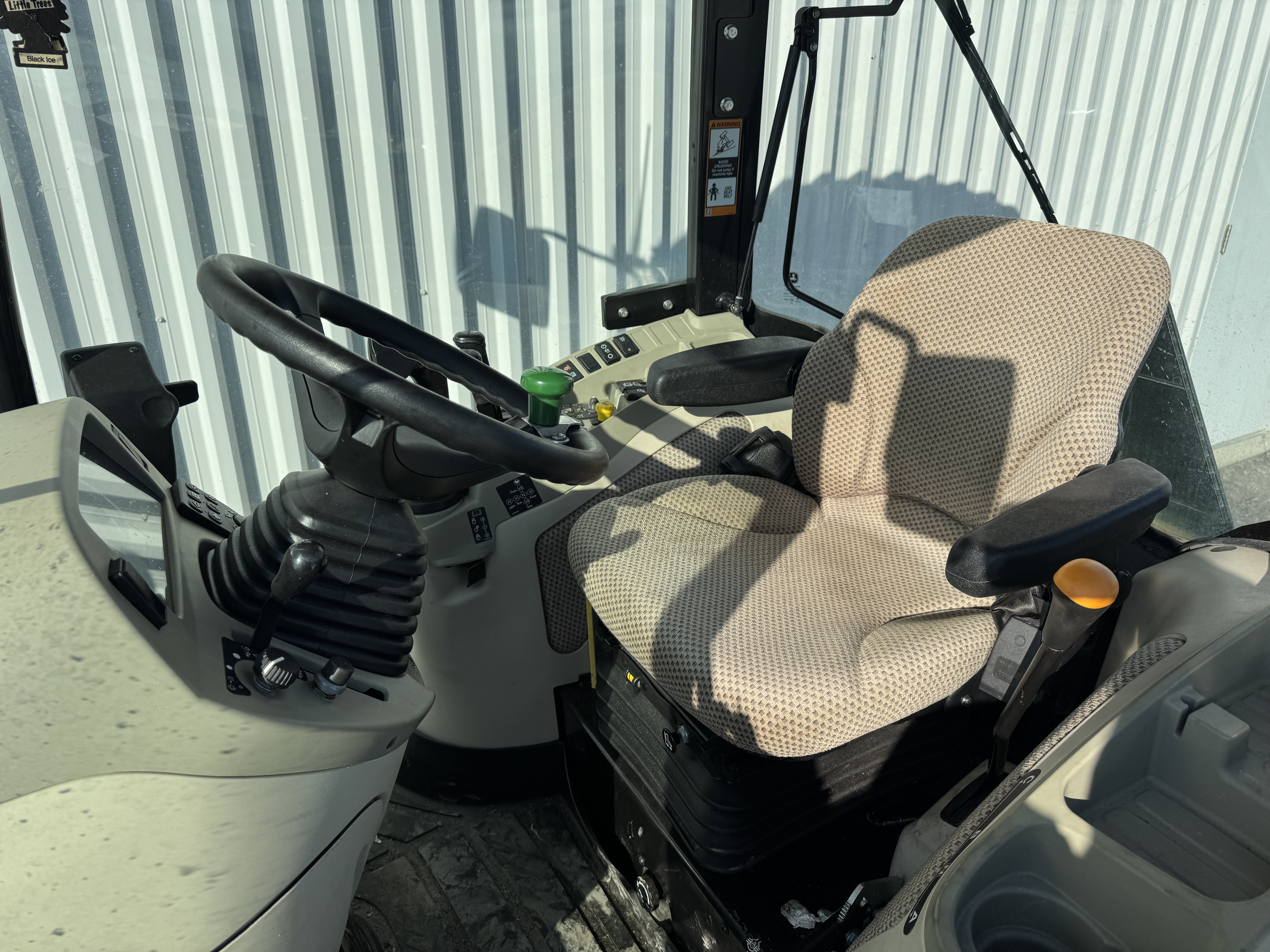 John Deere 4066R GRATTE NOKIAN    