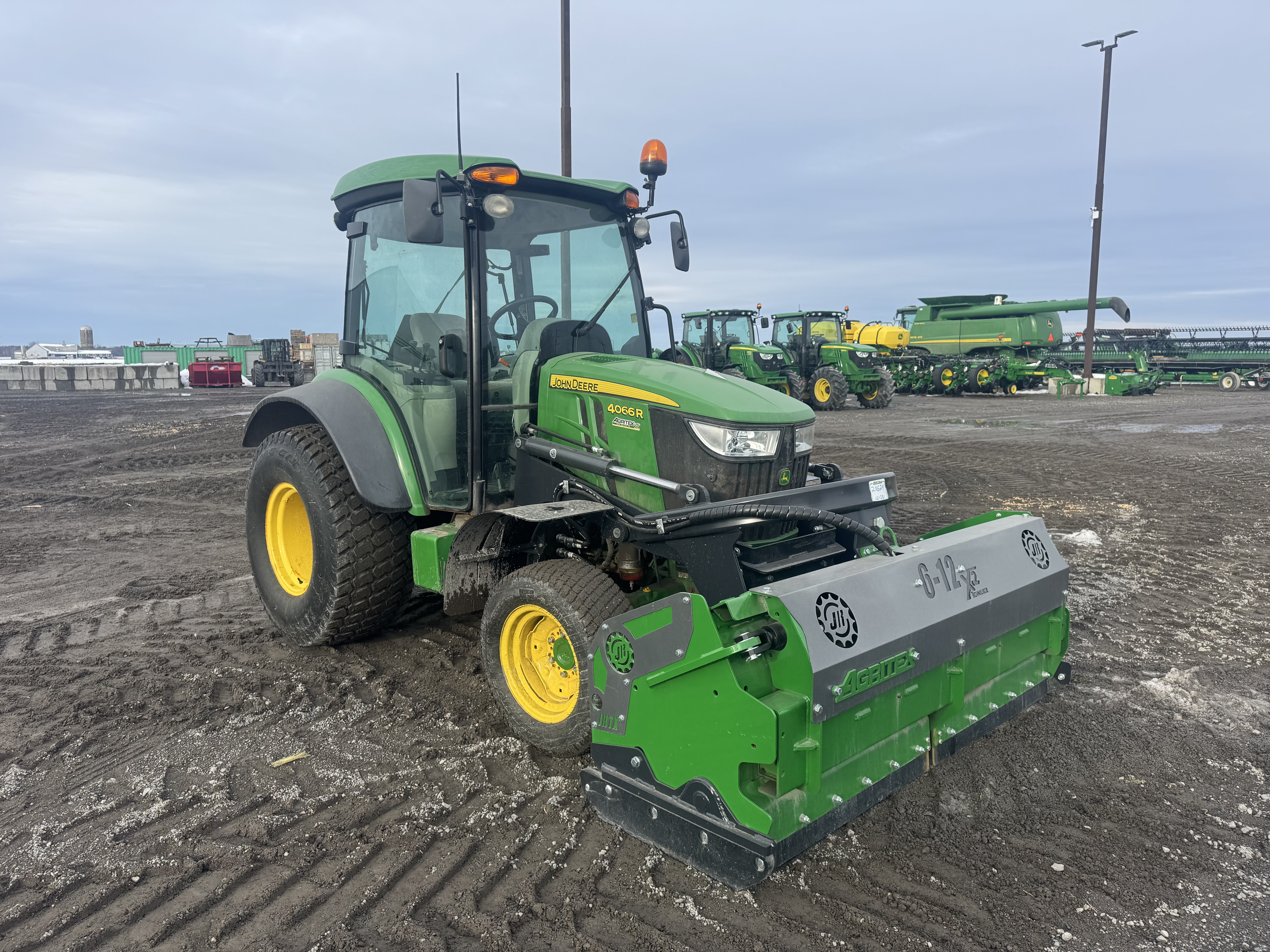 John Deere 4066R TURF GRATTE 