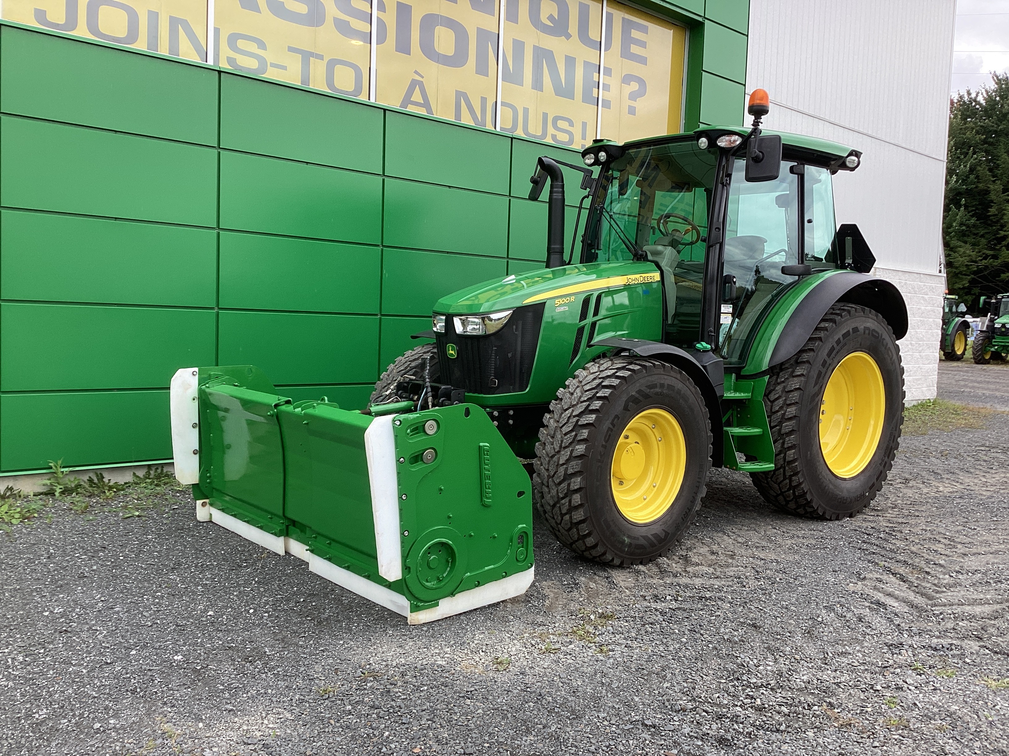 John Deere 5100R NOKIAN GRATTE
