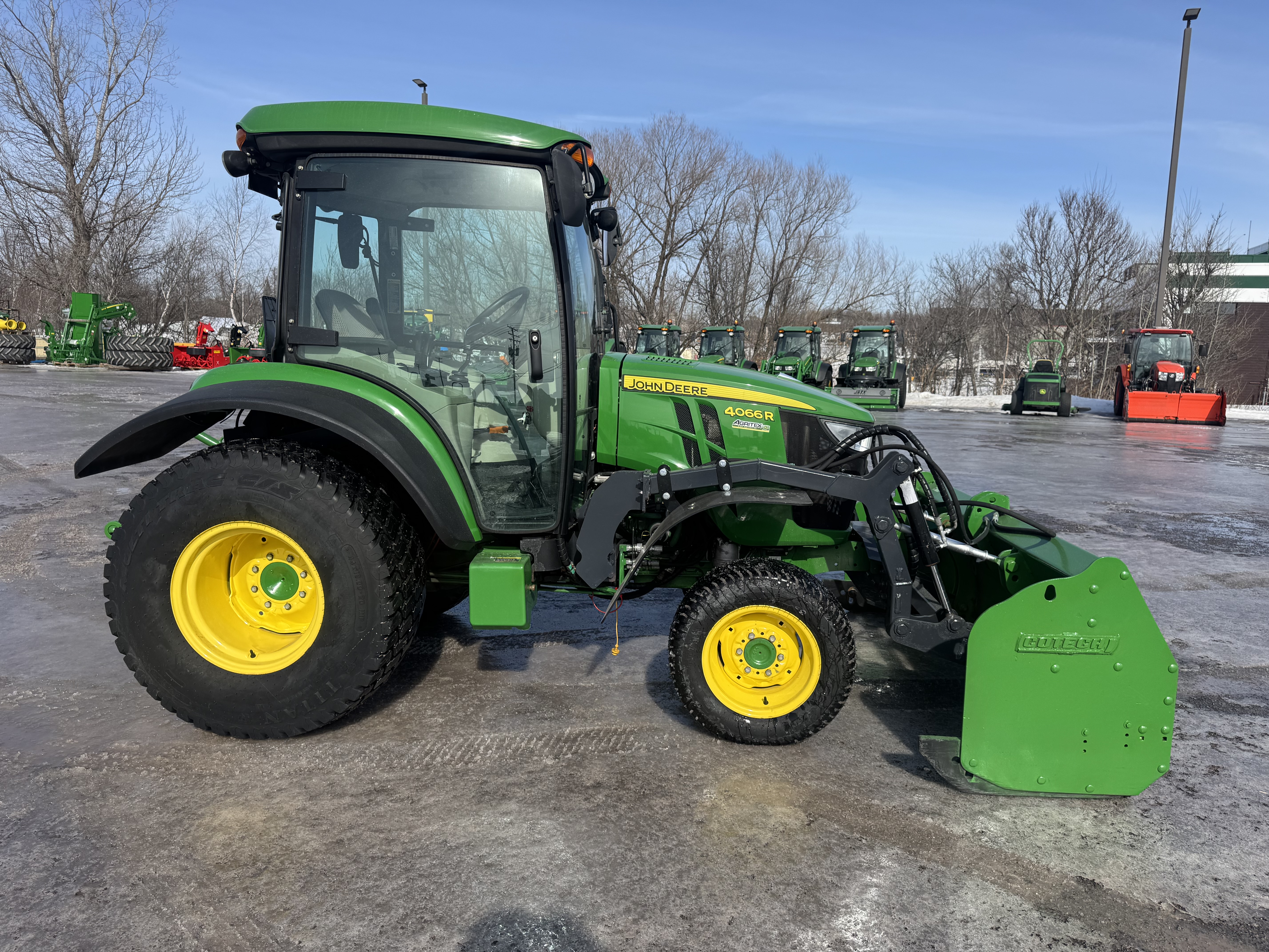 John Deere 4066R GRATTE TURF    