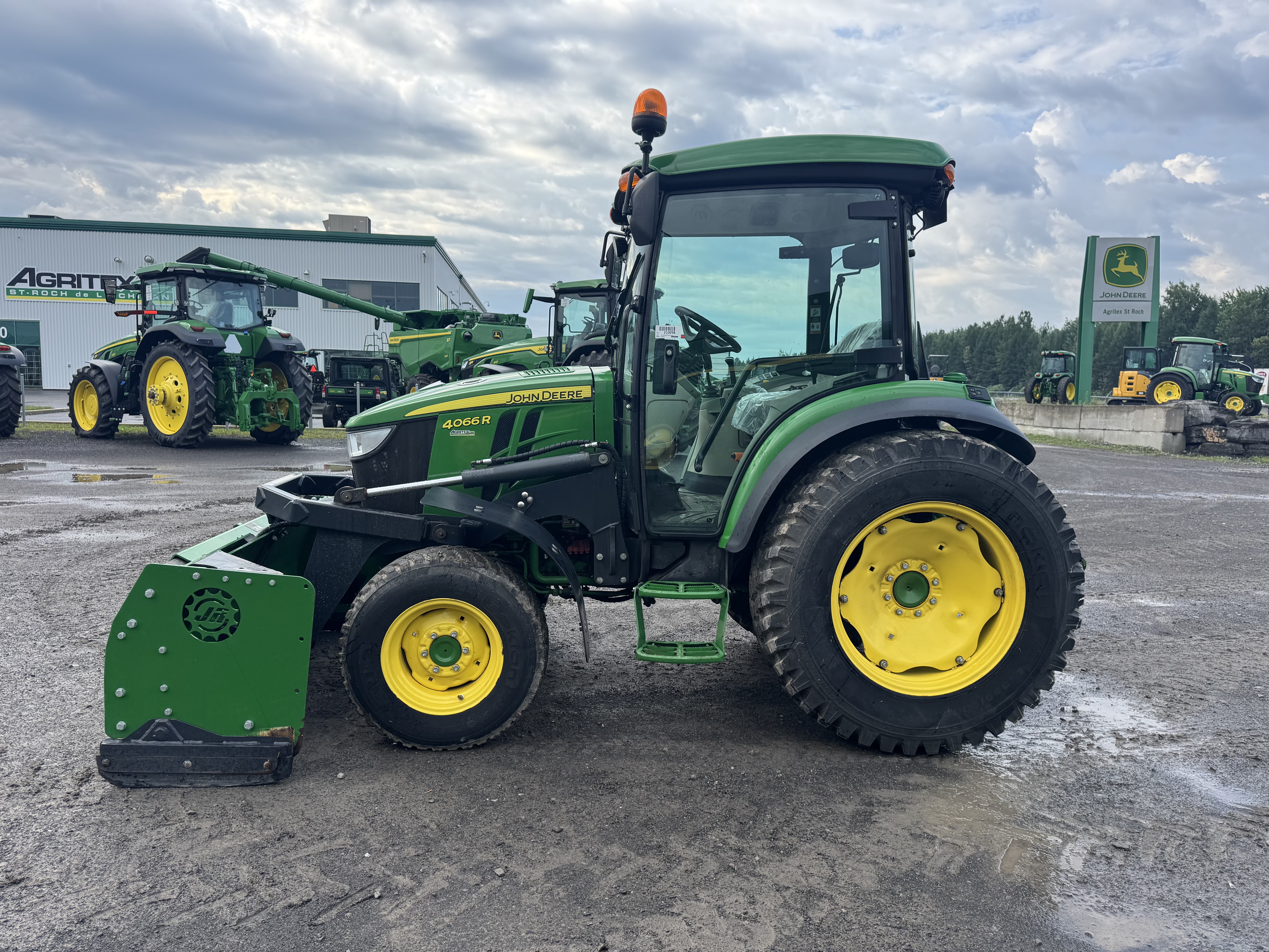 John Deere 4066R GRATTE NOKIAN    