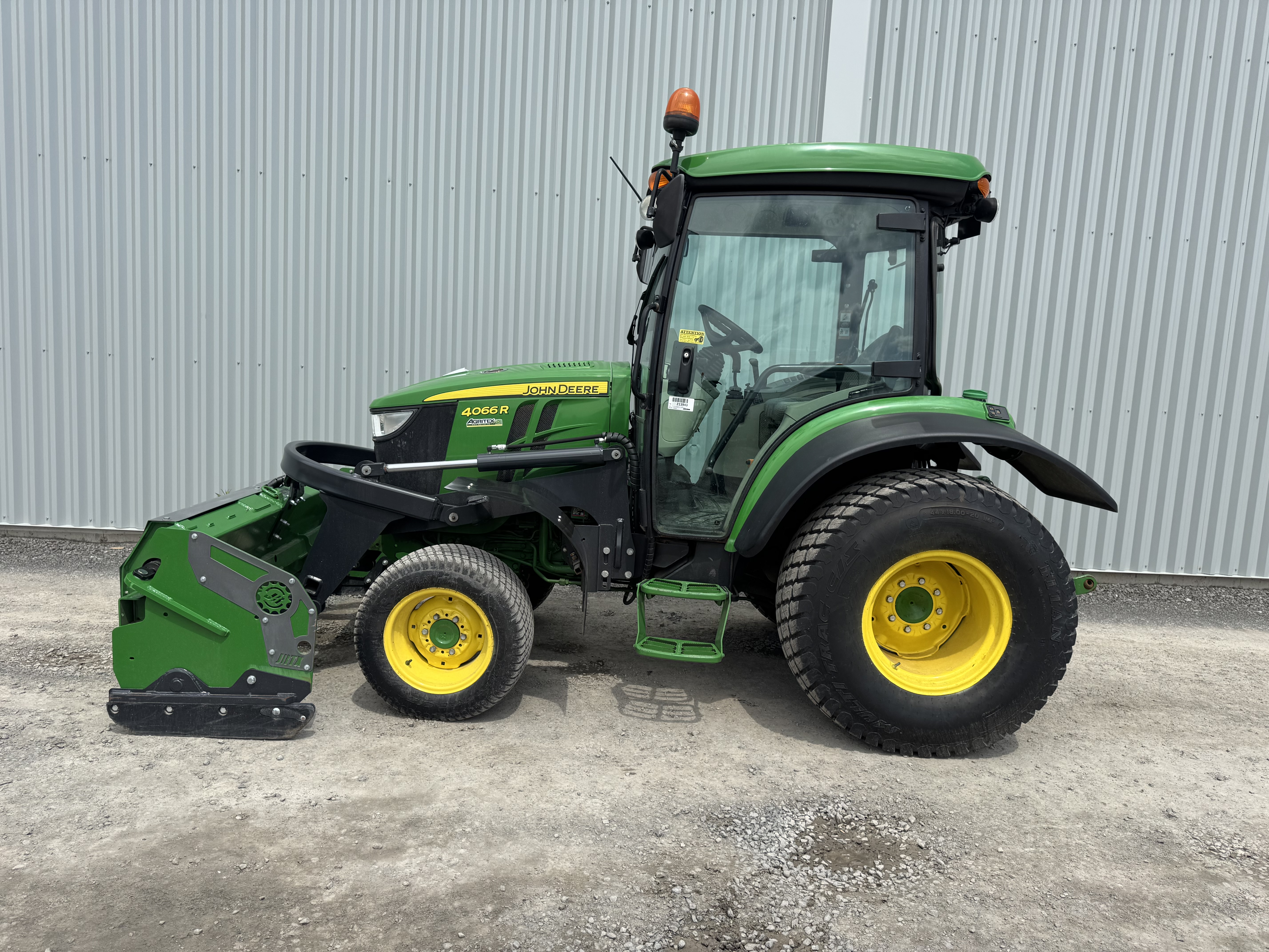 John Deere 4066R TURF GRATTE 