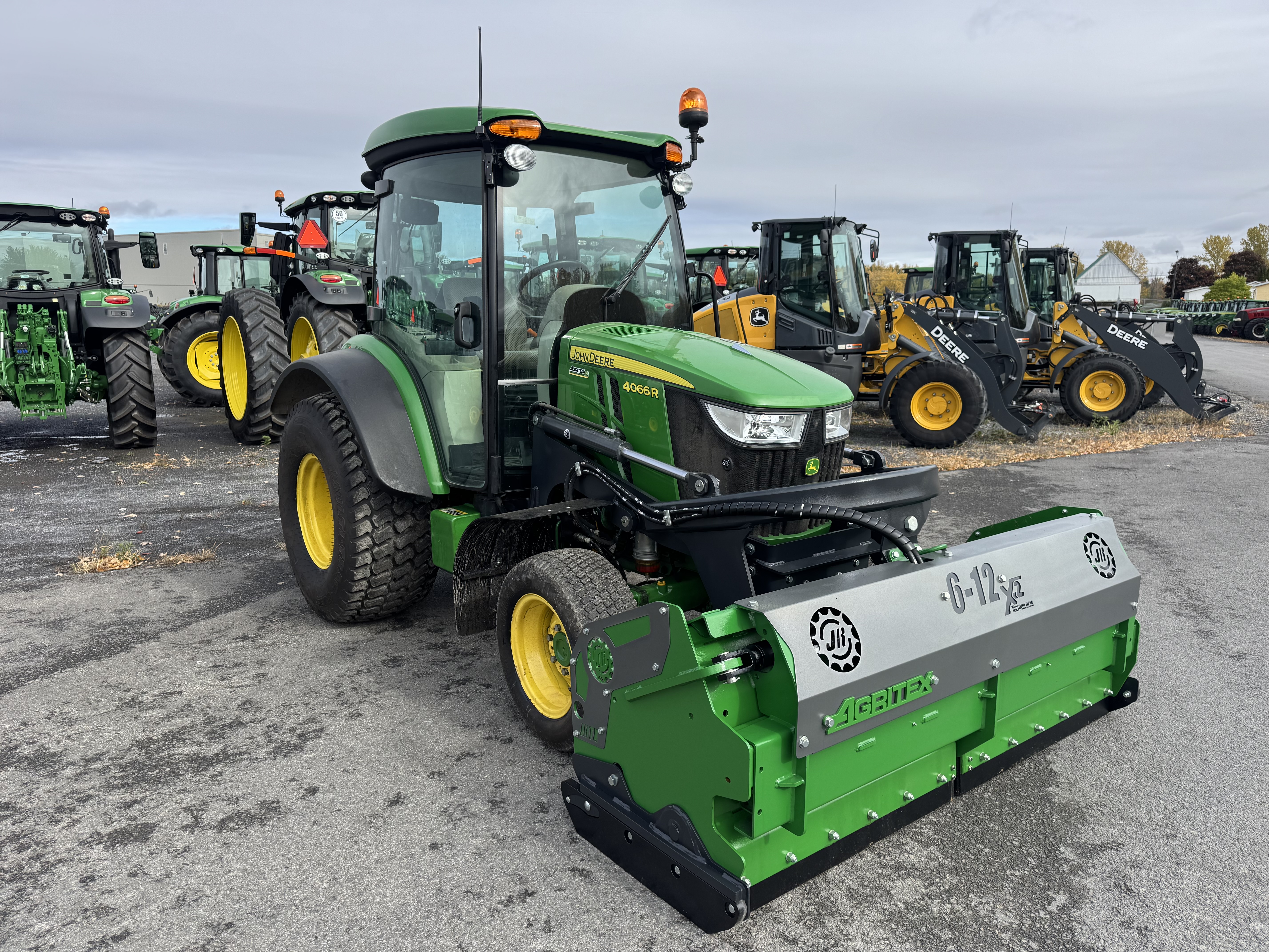 John Deere 4066R TURF GRATTE 