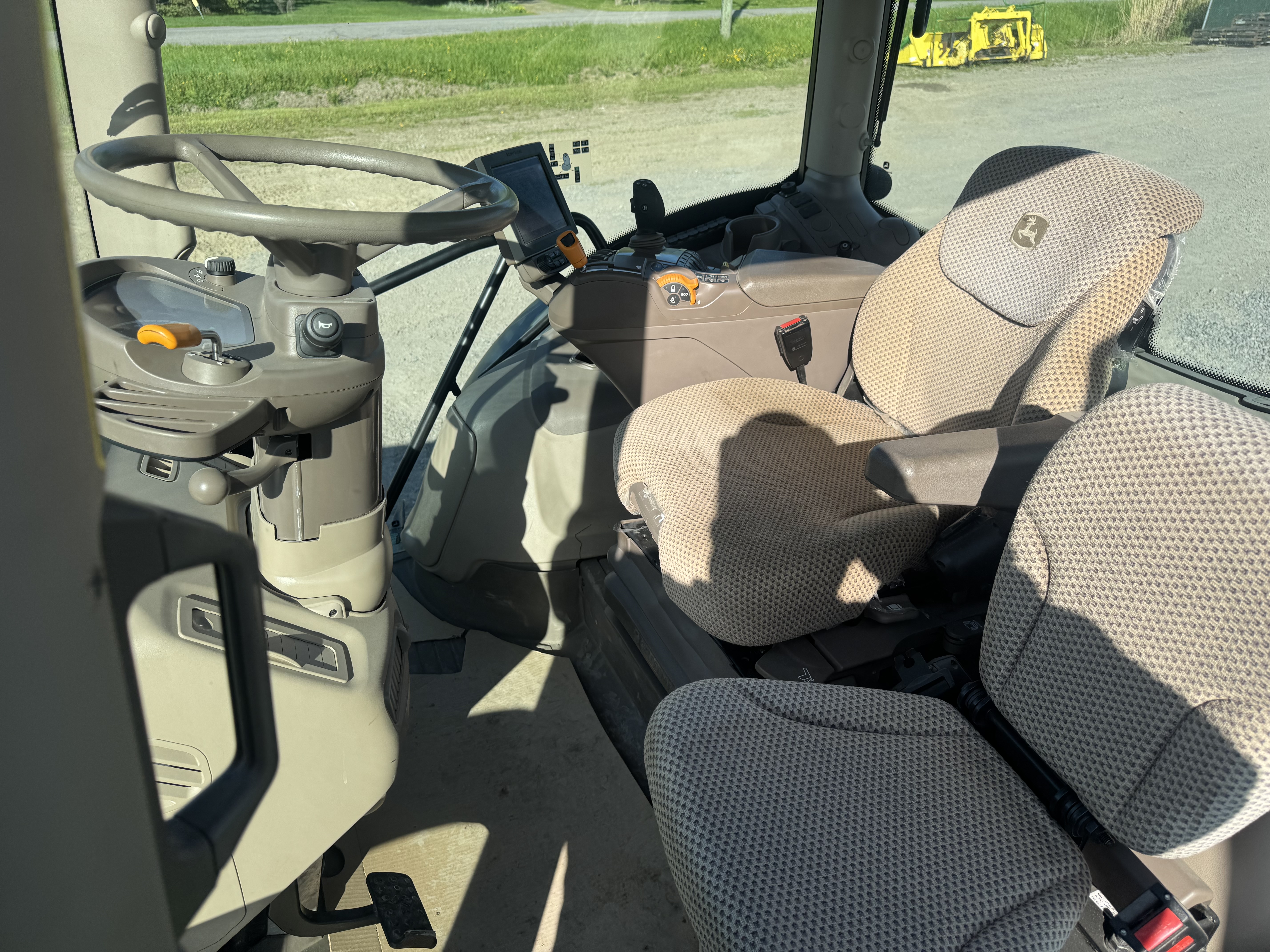 John Deere 6120R 