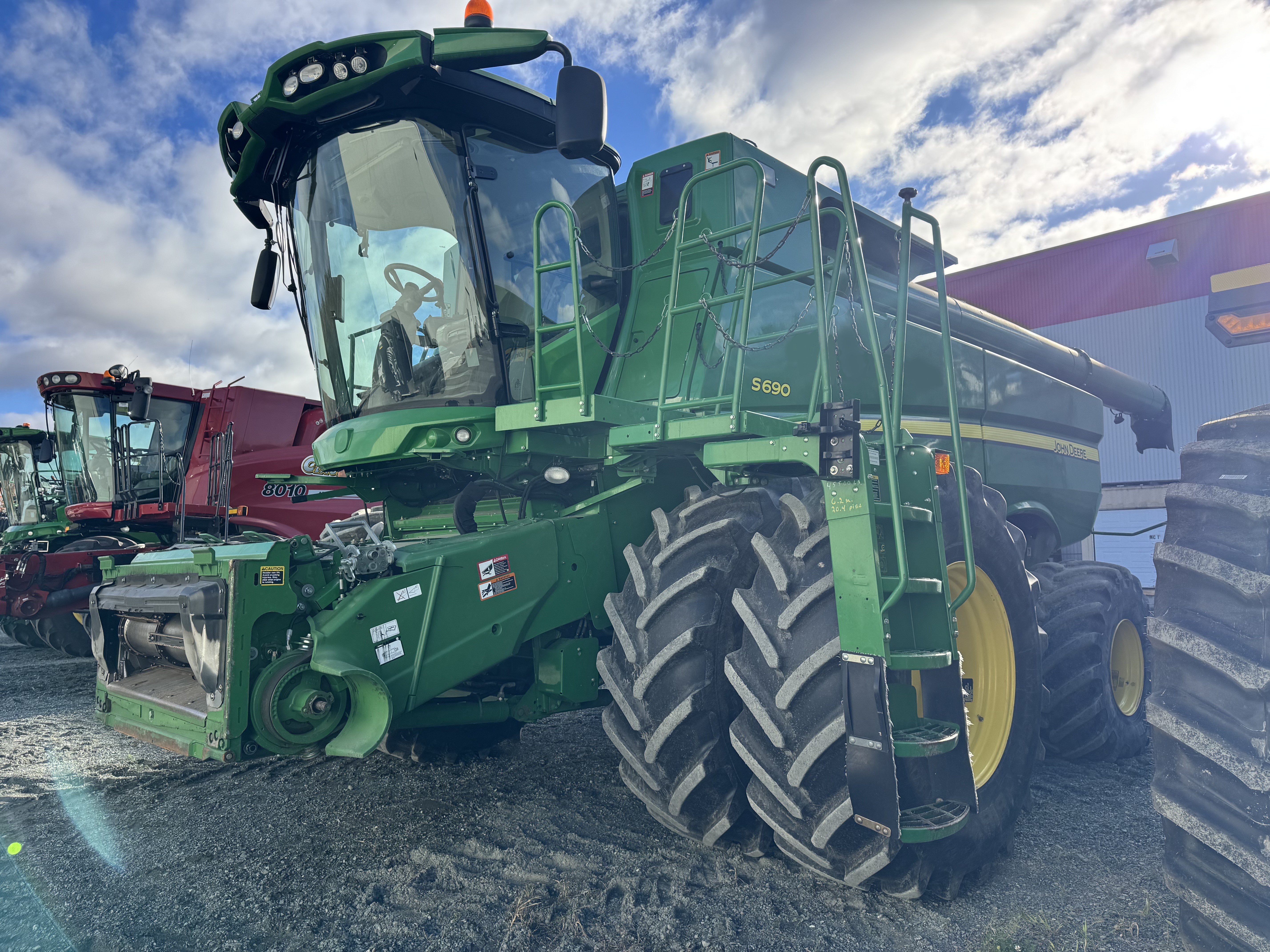 John Deere S690