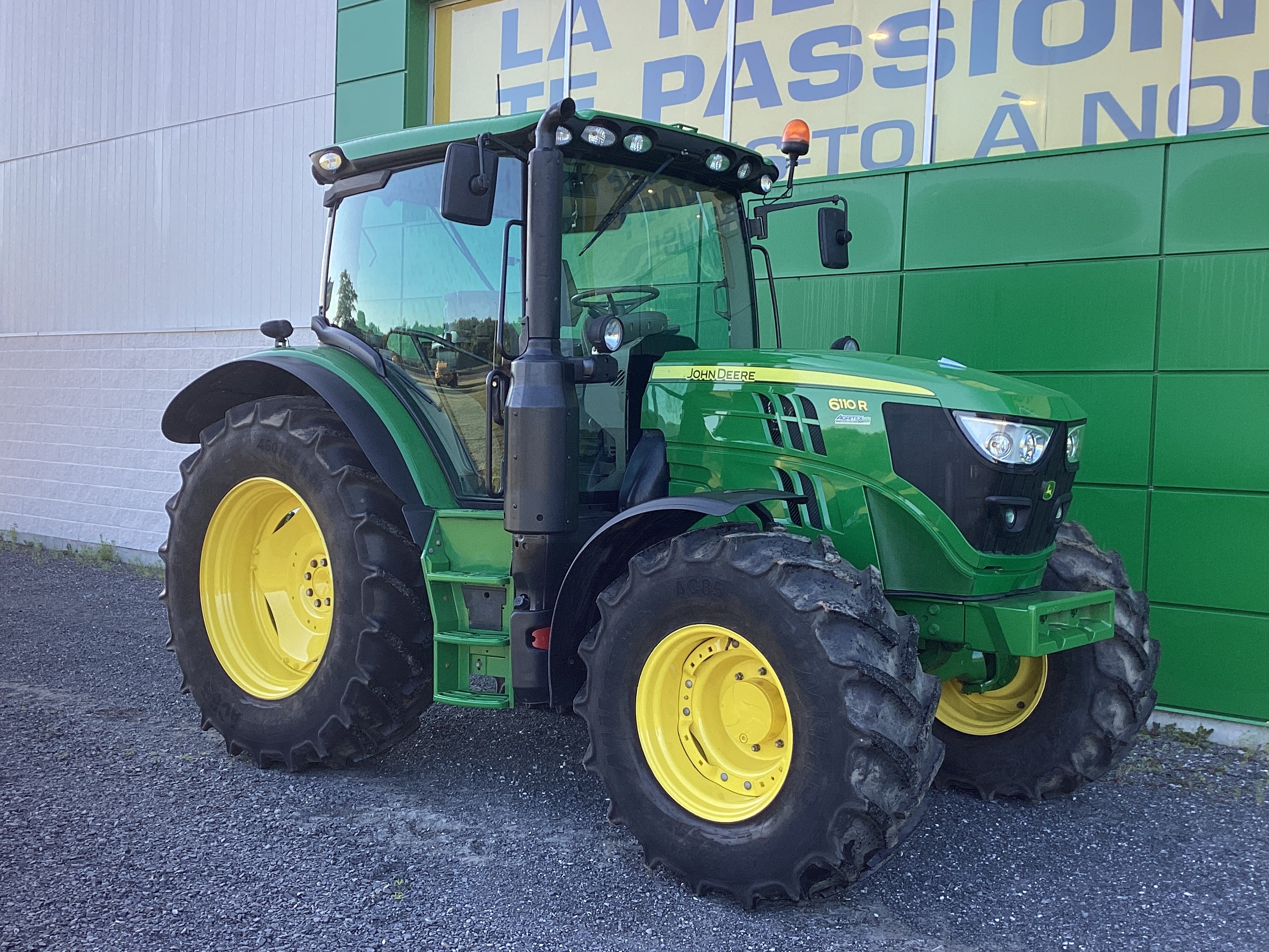 John Deere 6110R 