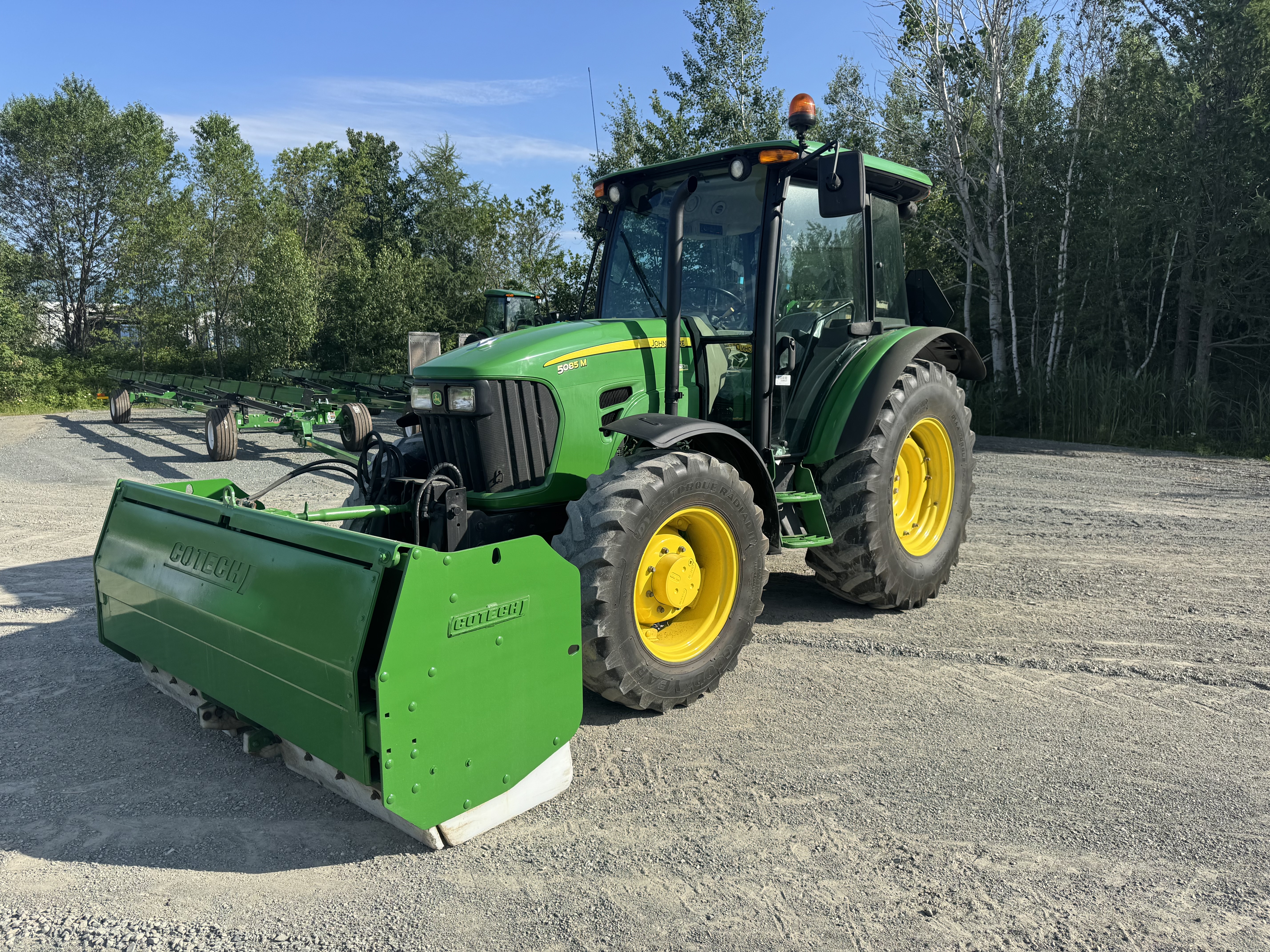 John Deere 5085M