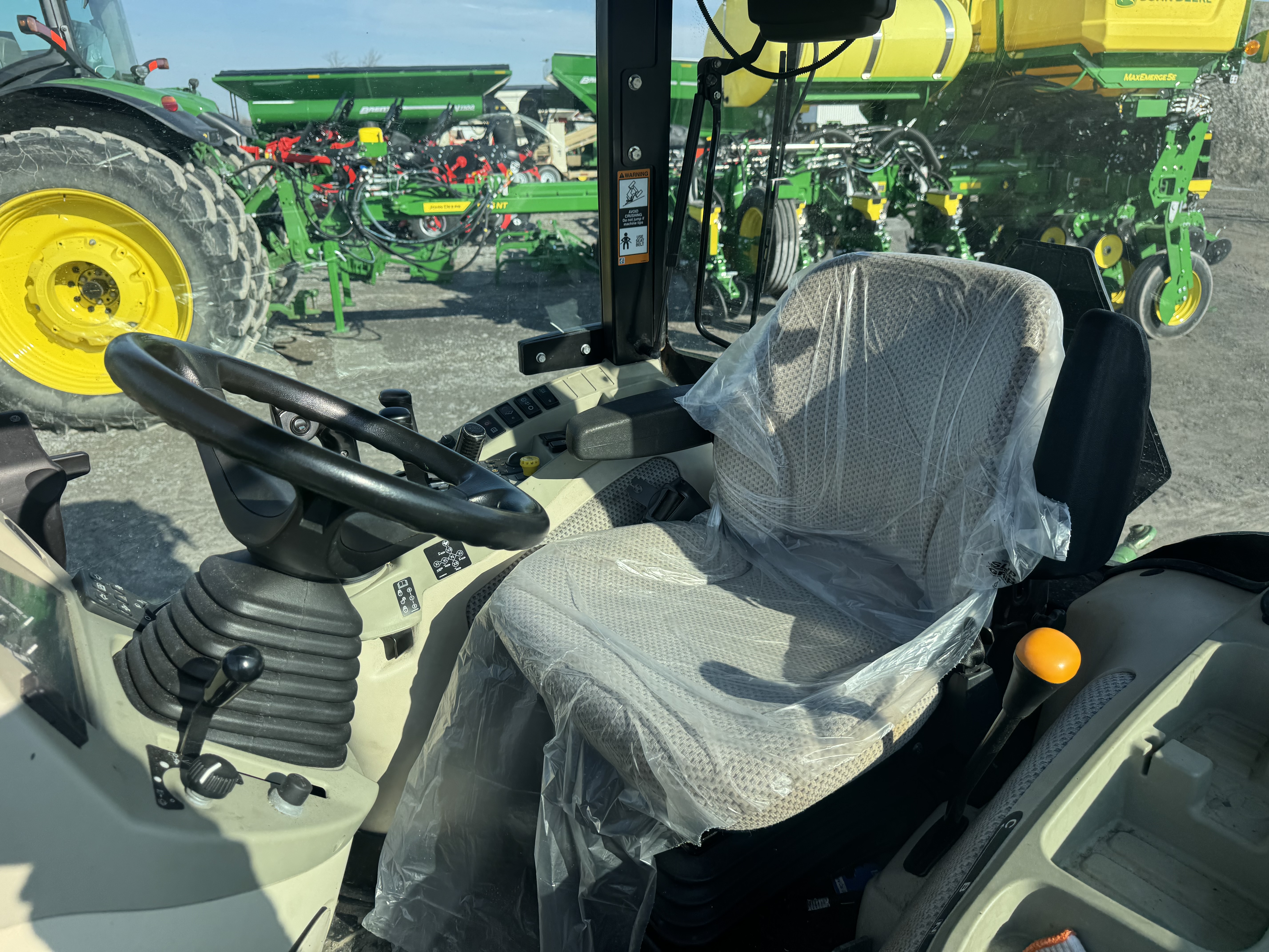 John Deere 4066R GRATTE NOKIAN    