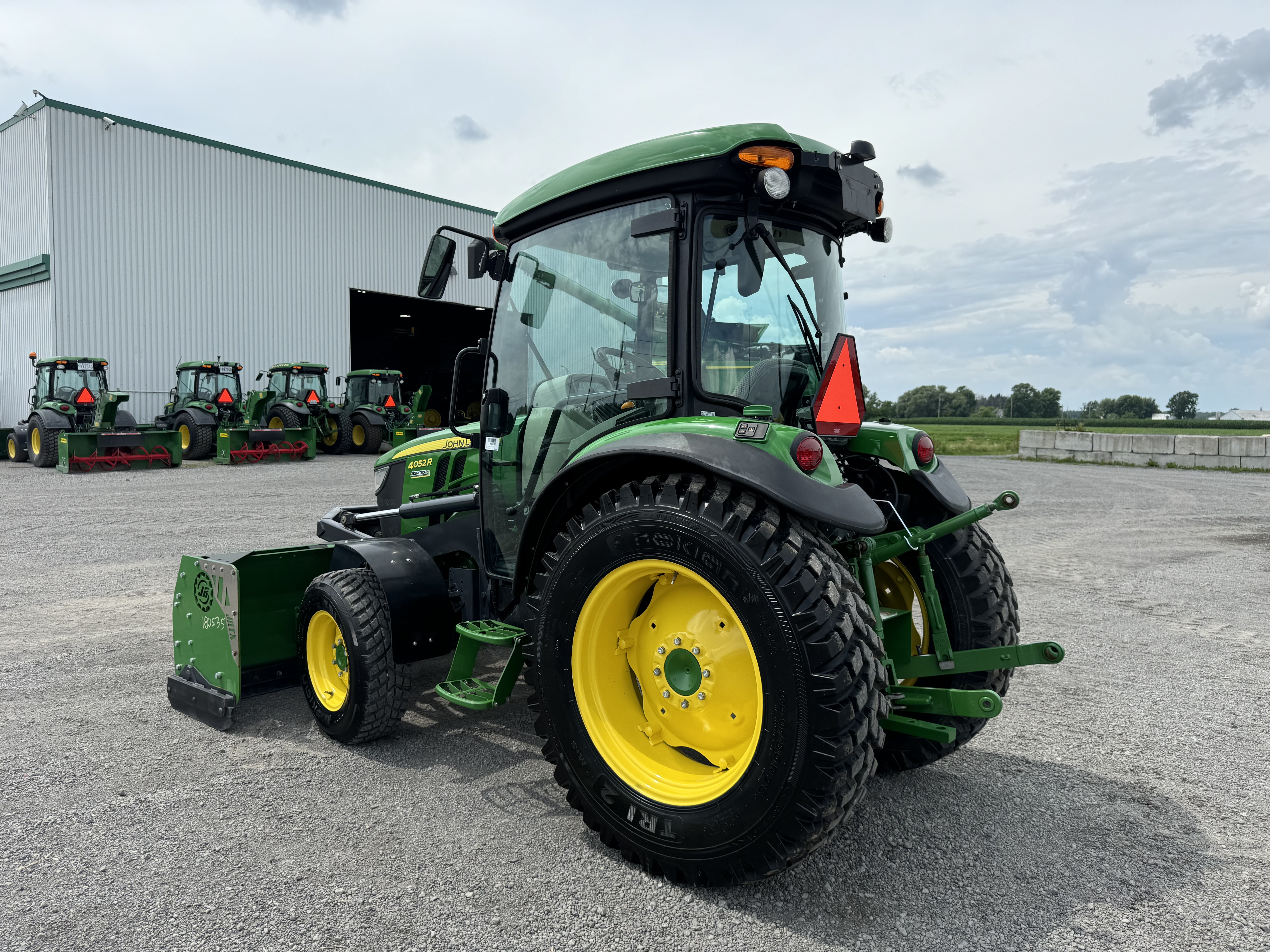 John Deere 4052R GRATTE NOKIAN 