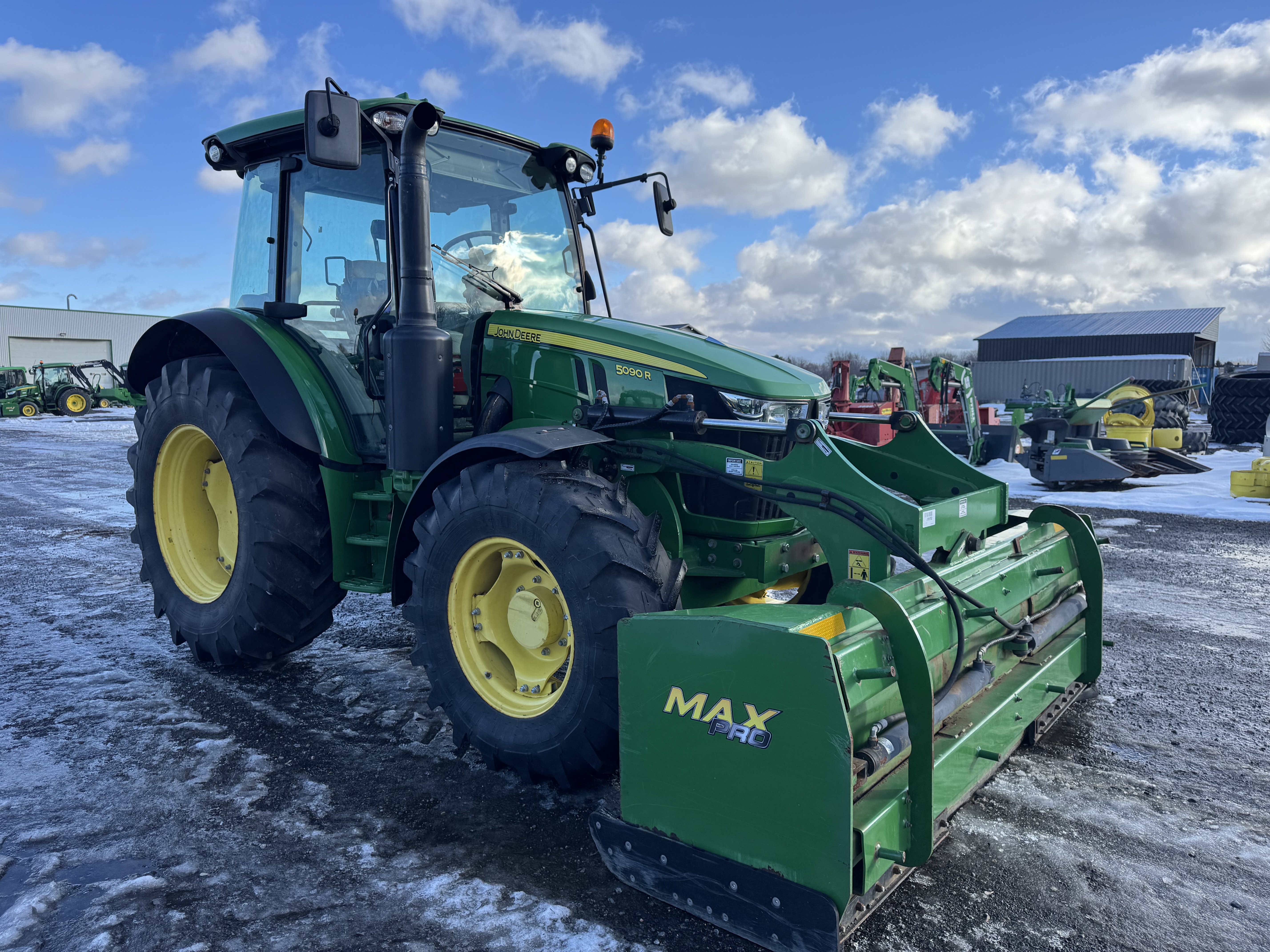 John Deere 5090R GRATTE