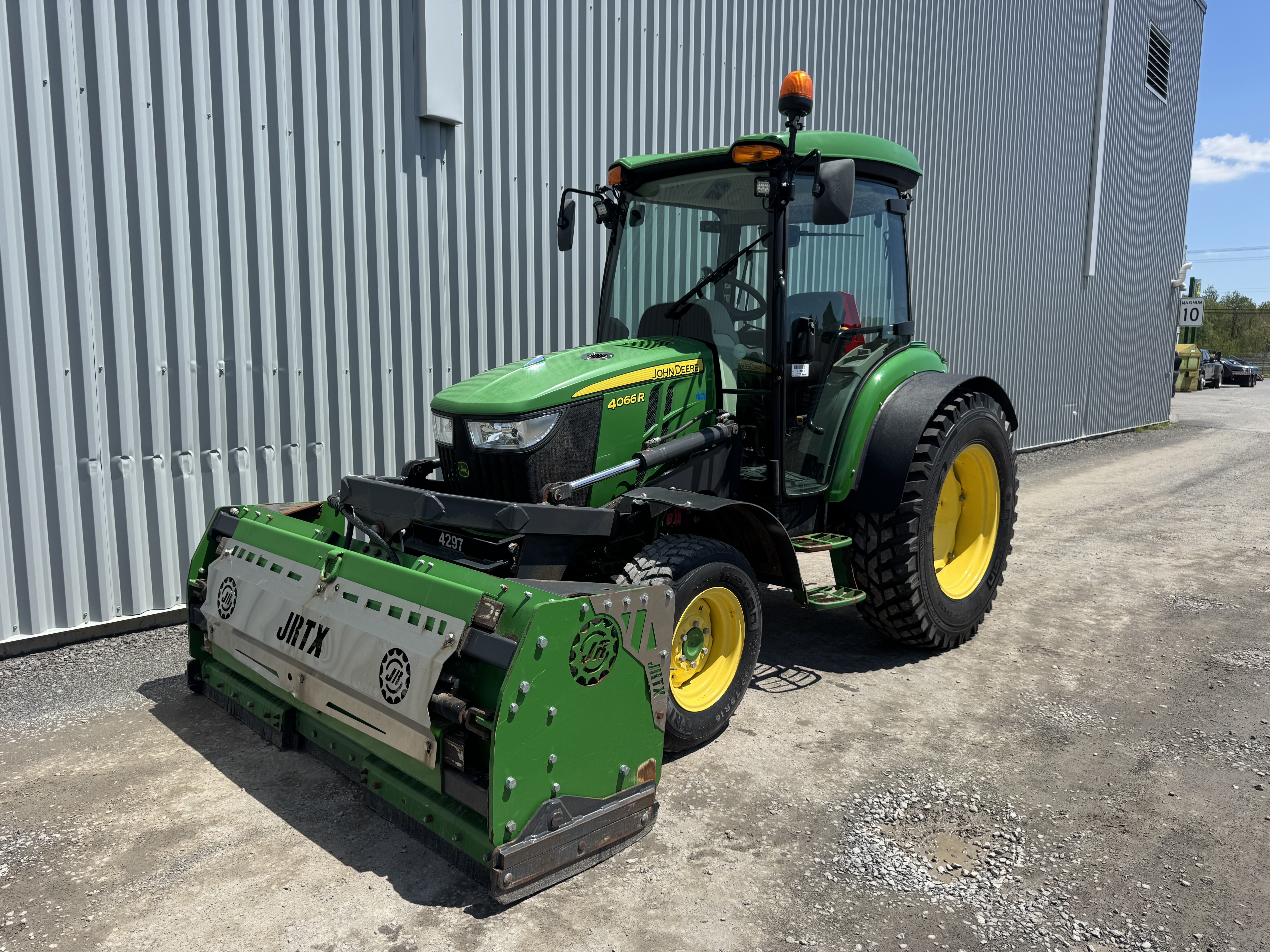 John Deere 4066R GRATTE NOKIAN    
