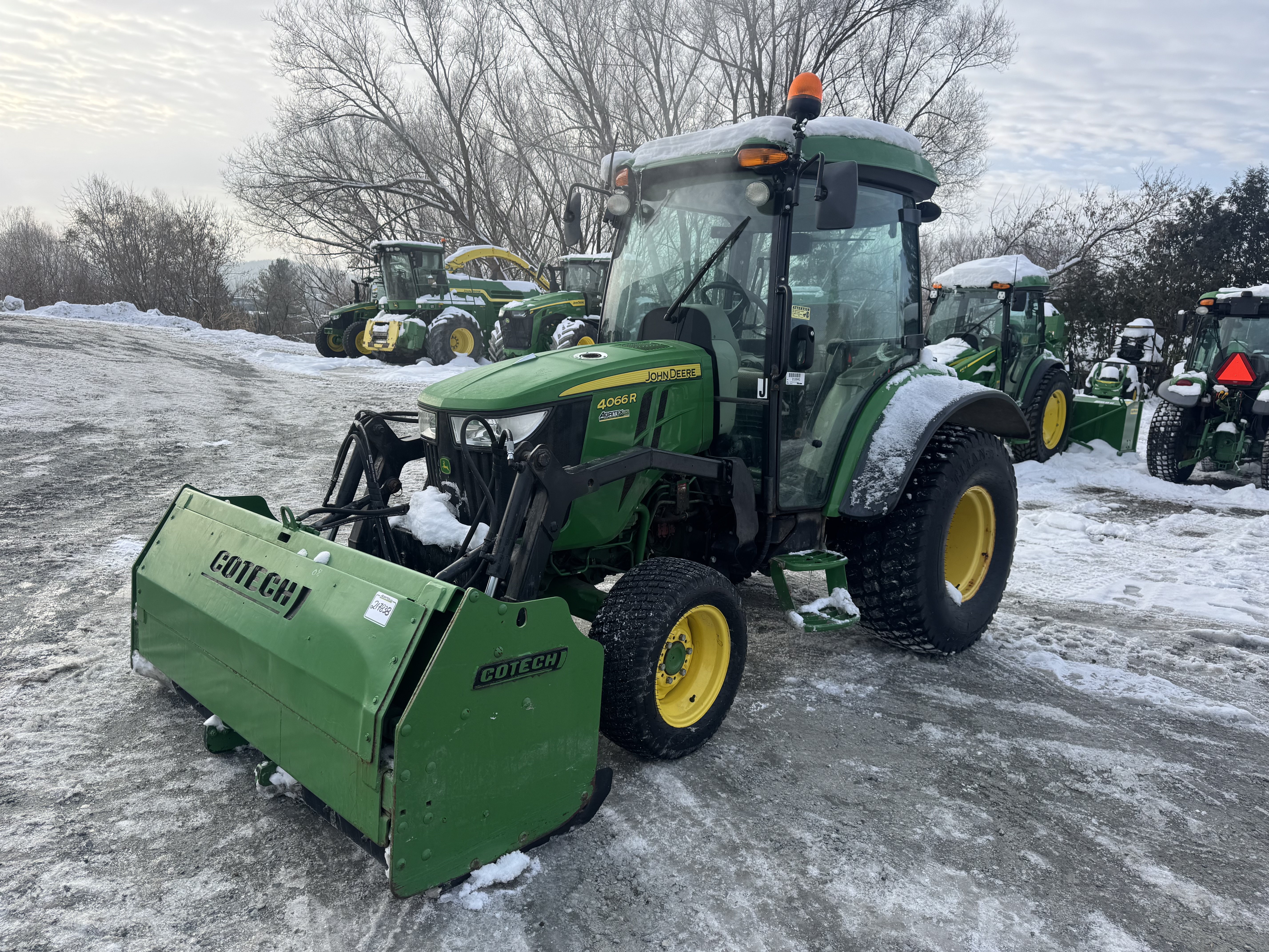 John Deere 4066R TURF GRATTE 