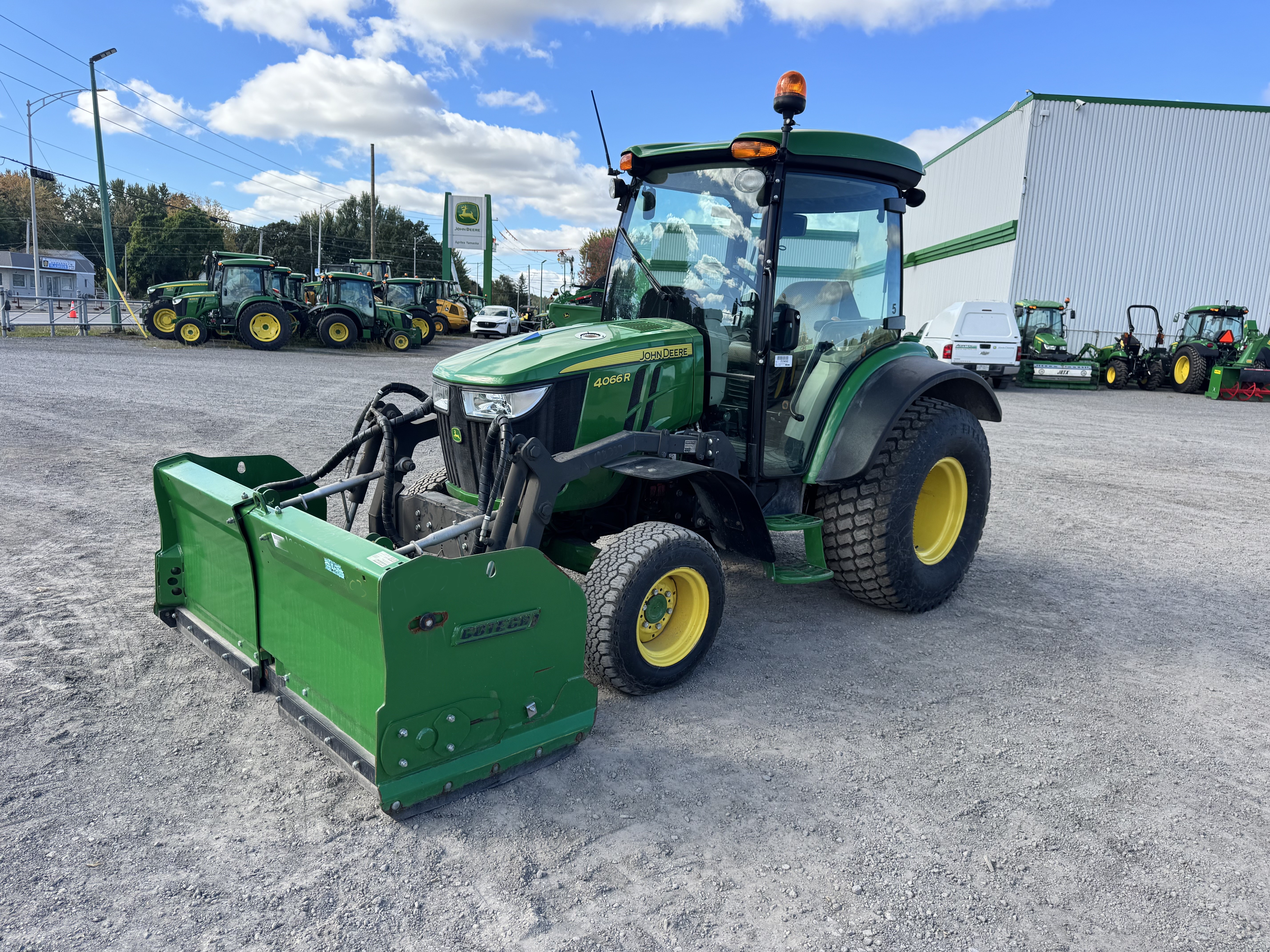 John Deere 4066R GRATTE TURF    