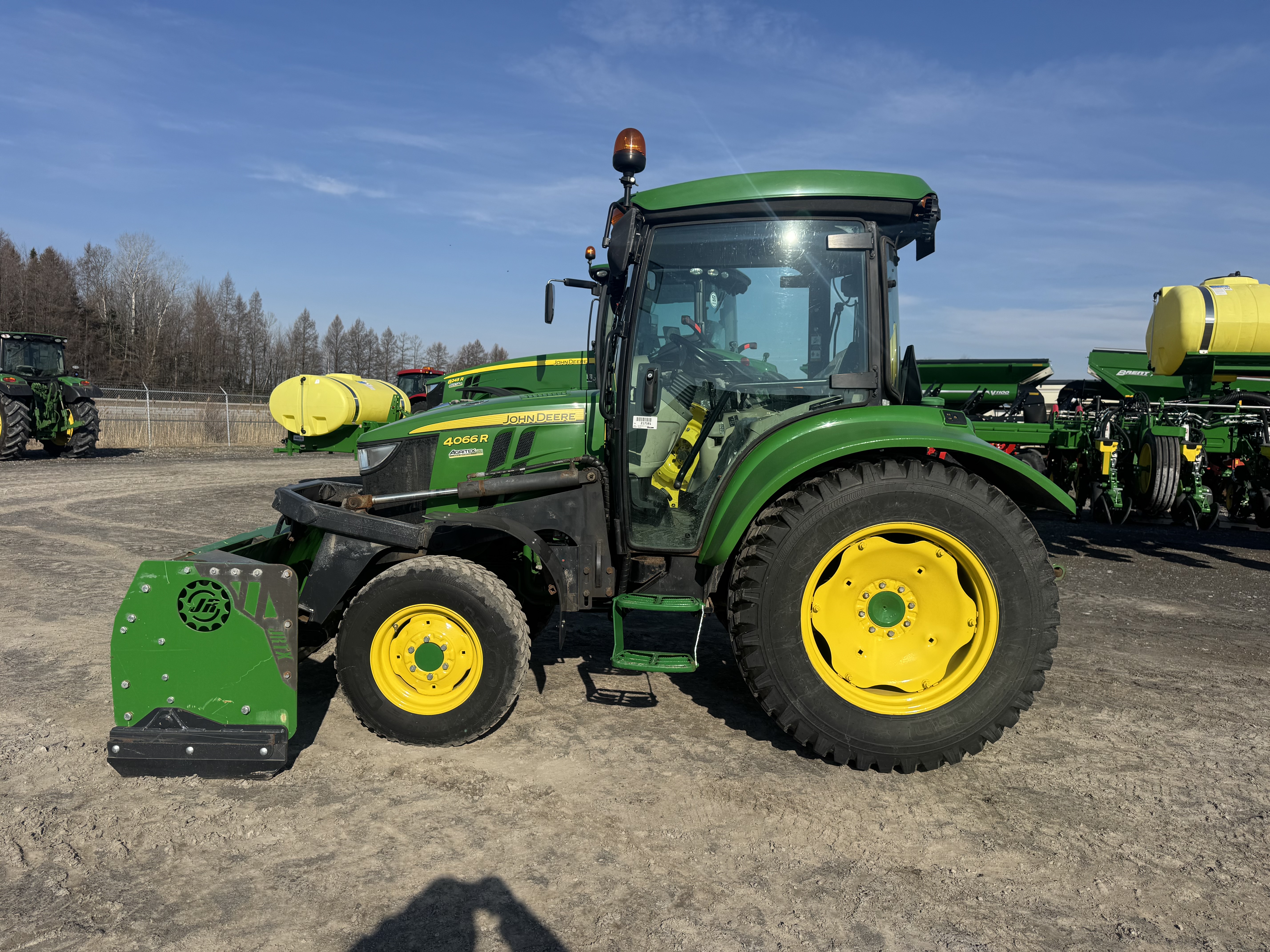 John Deere 4066R GRATTE NOKIAN    