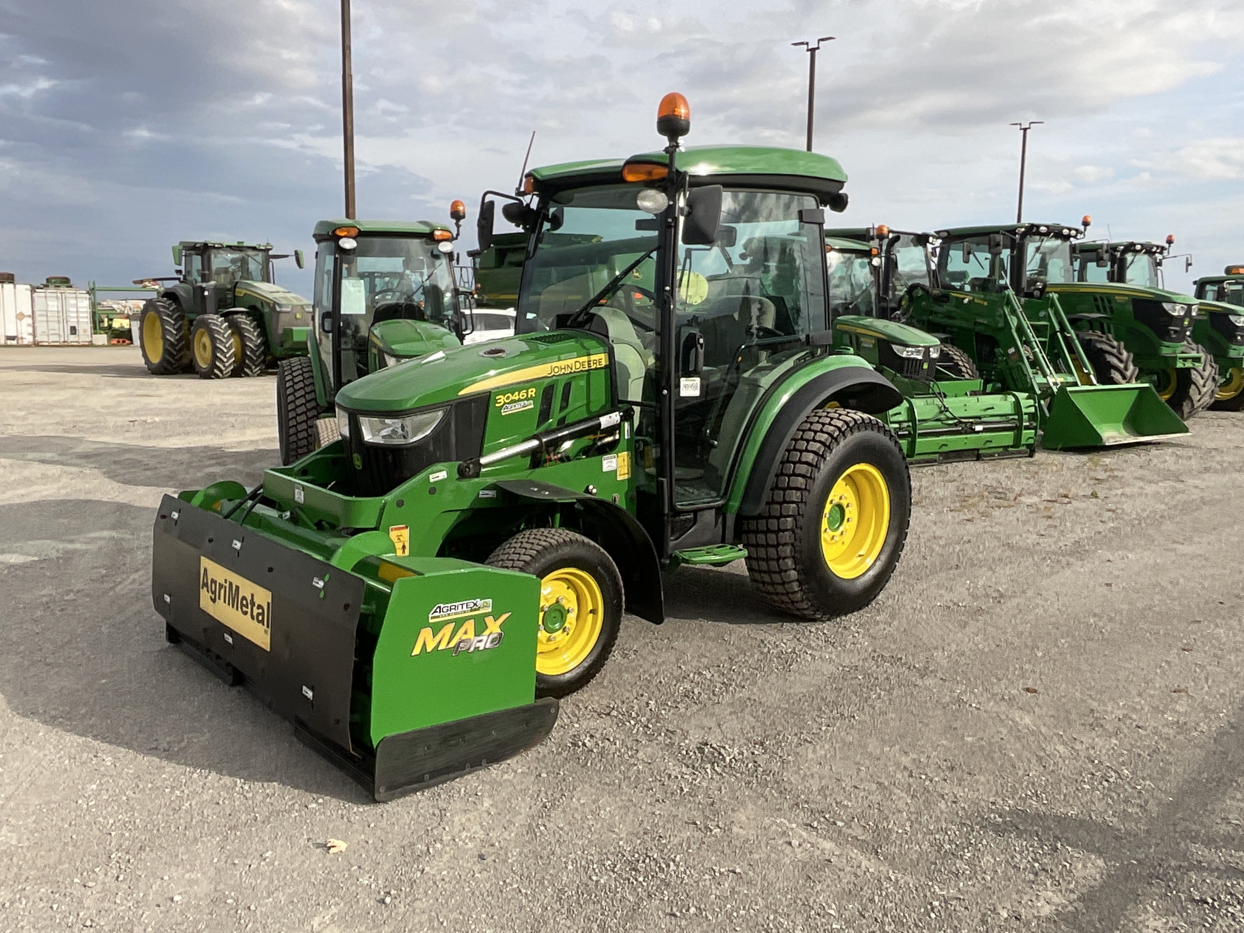 John Deere 3046R