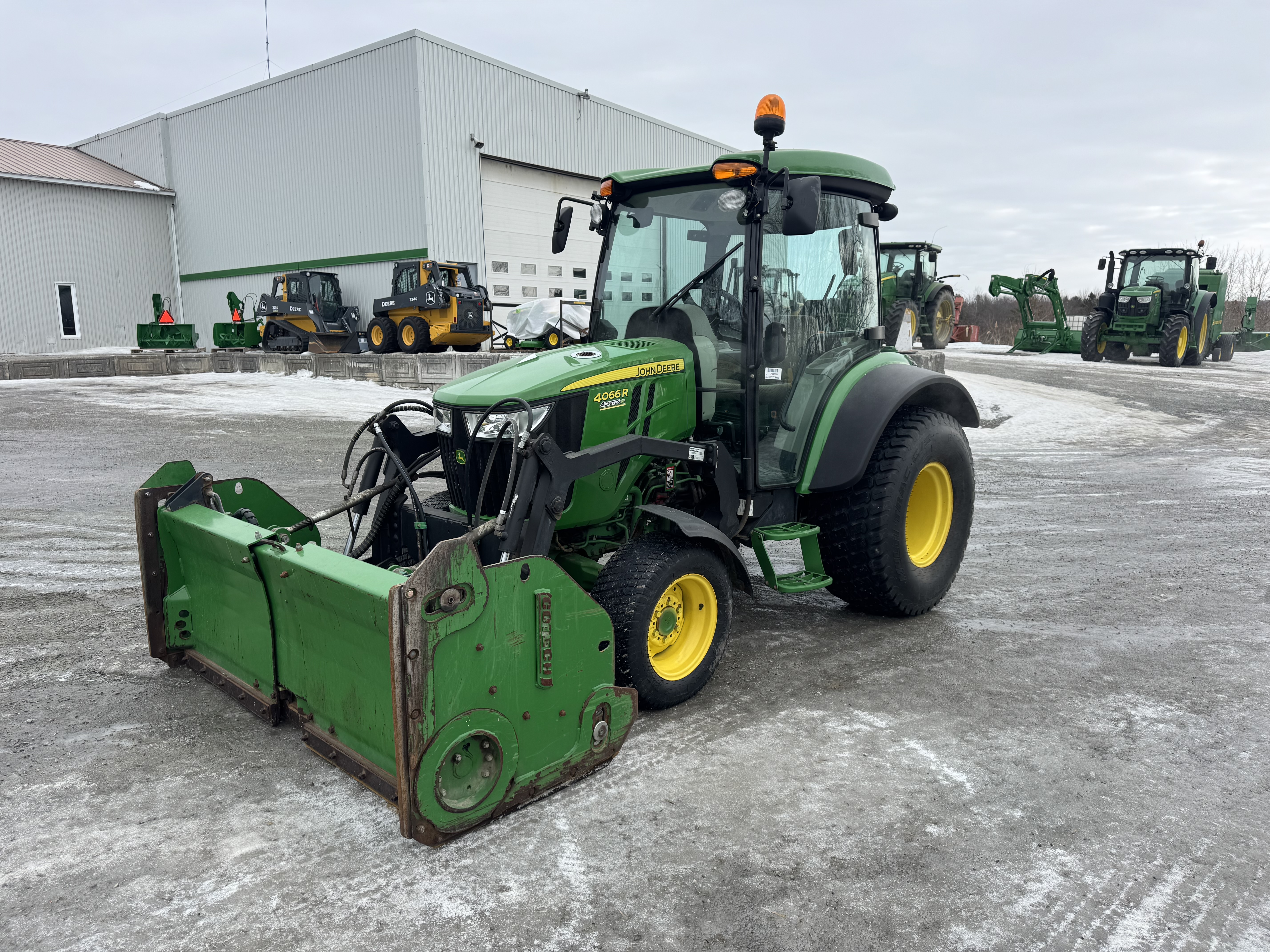 John Deere 4066R GRATTE TURF    