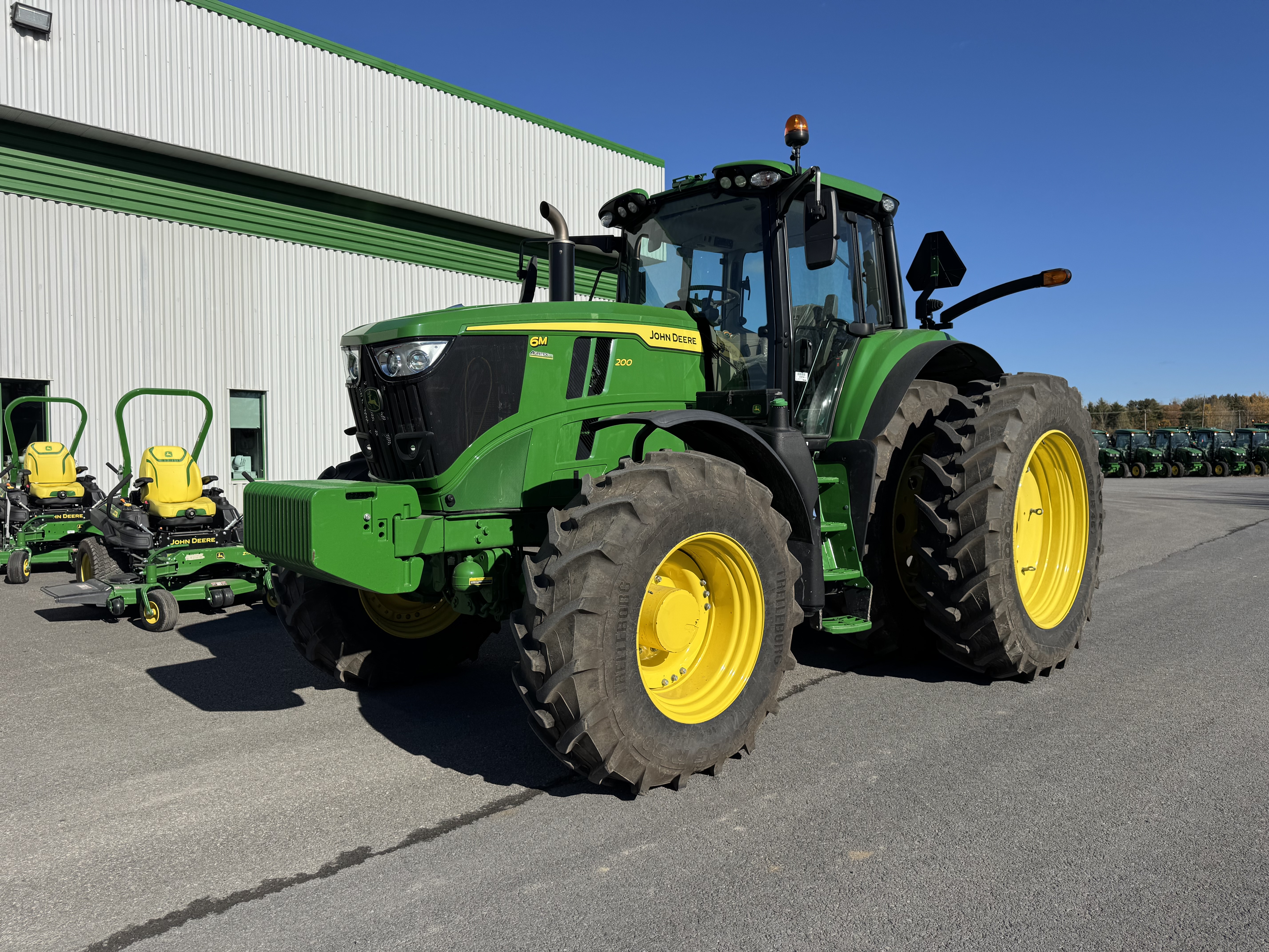 John Deere 6M 200