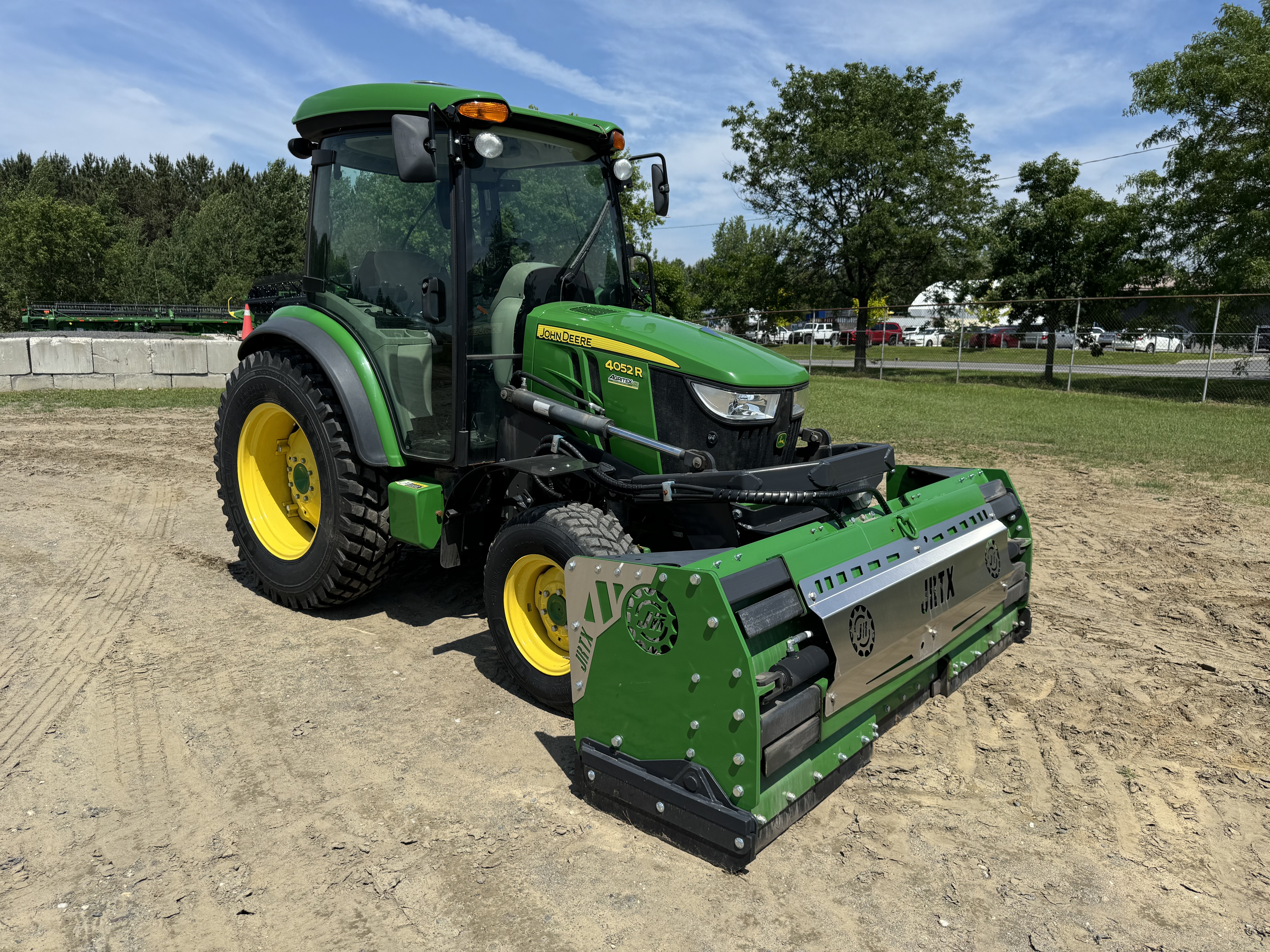 John Deere 4052R GRATTE NOKIAN 