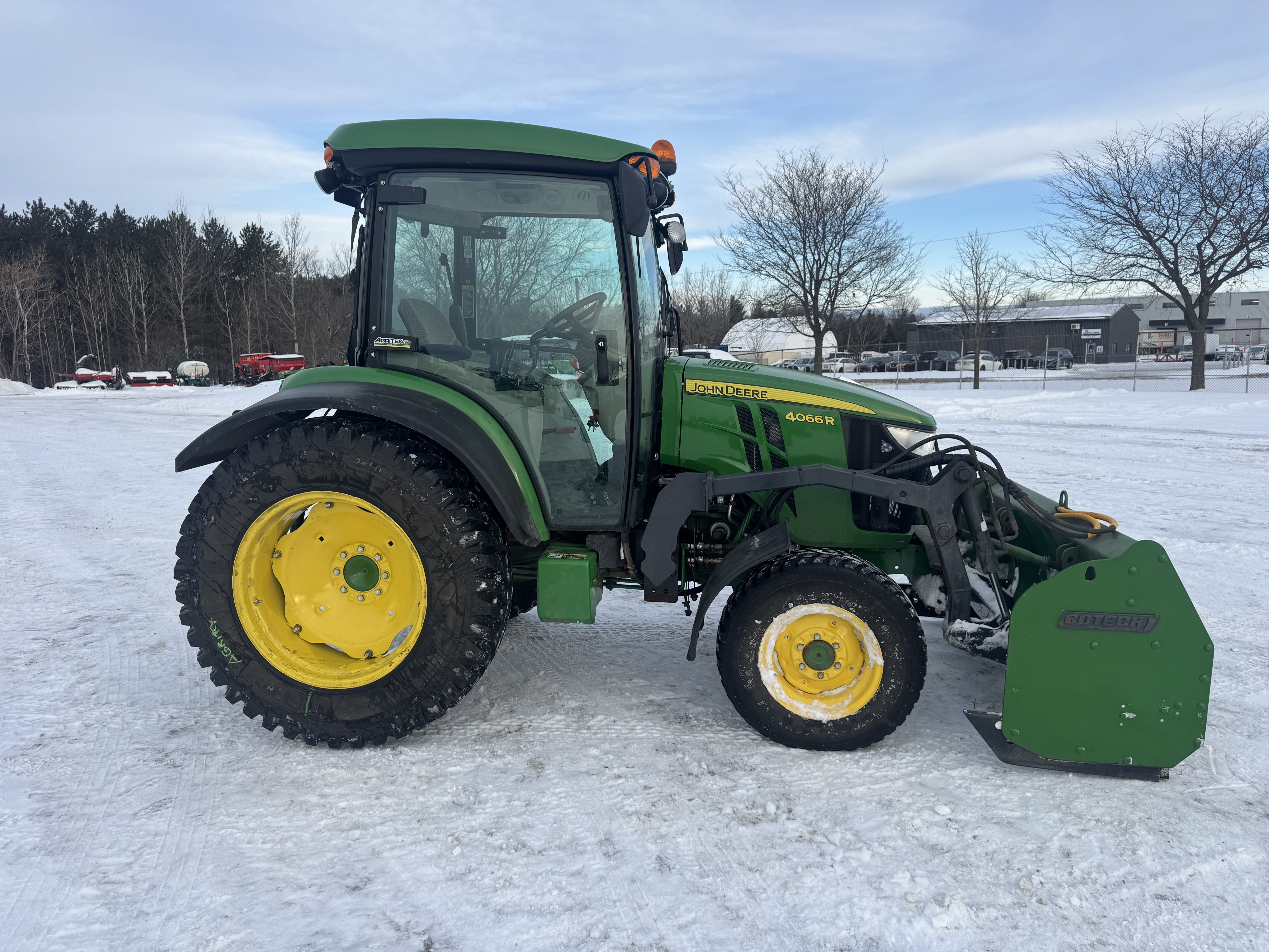 John Deere 4066R GRATTE NOKIAN    