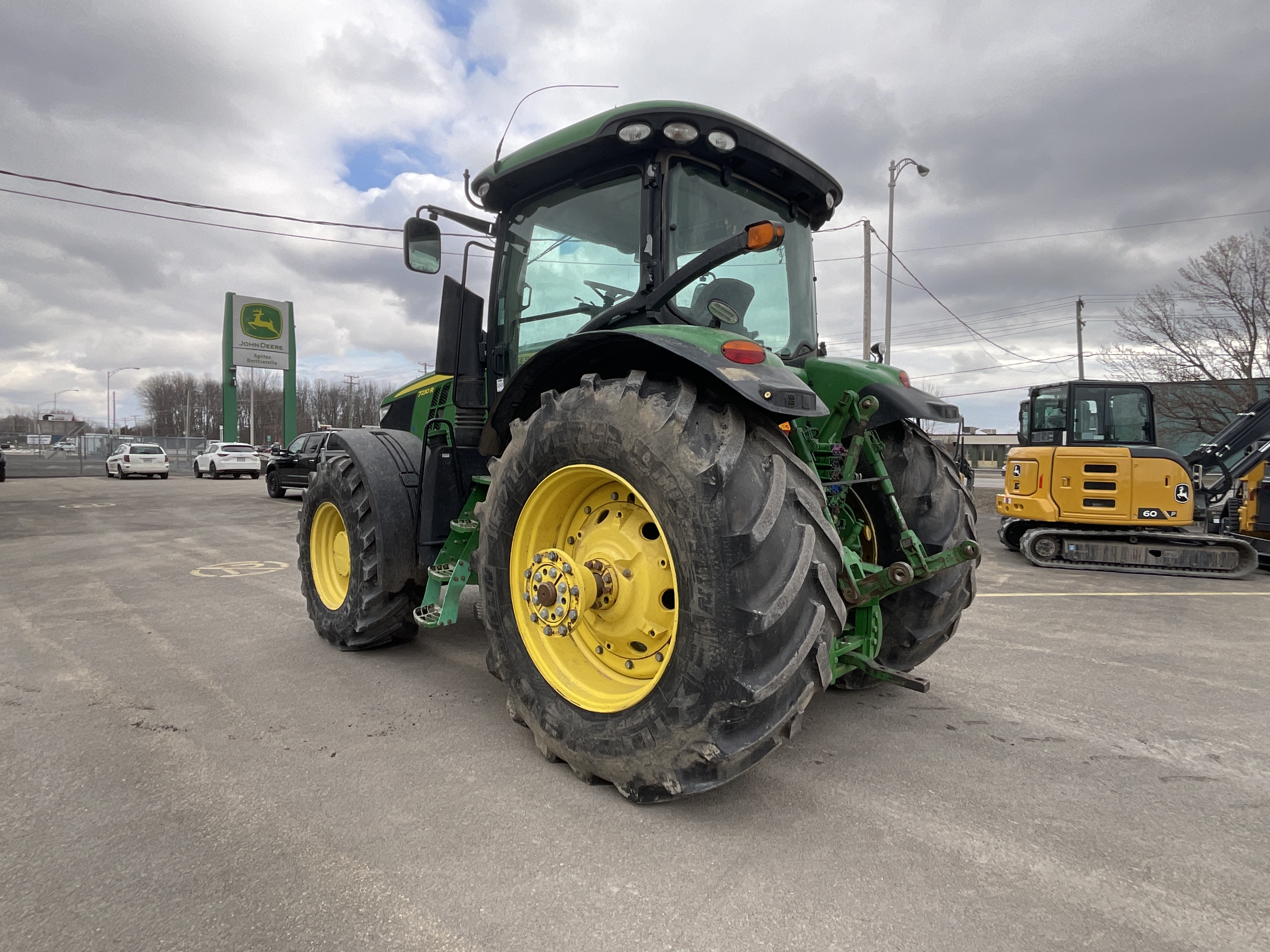 John Deere 7230R FRT HITCH PTO