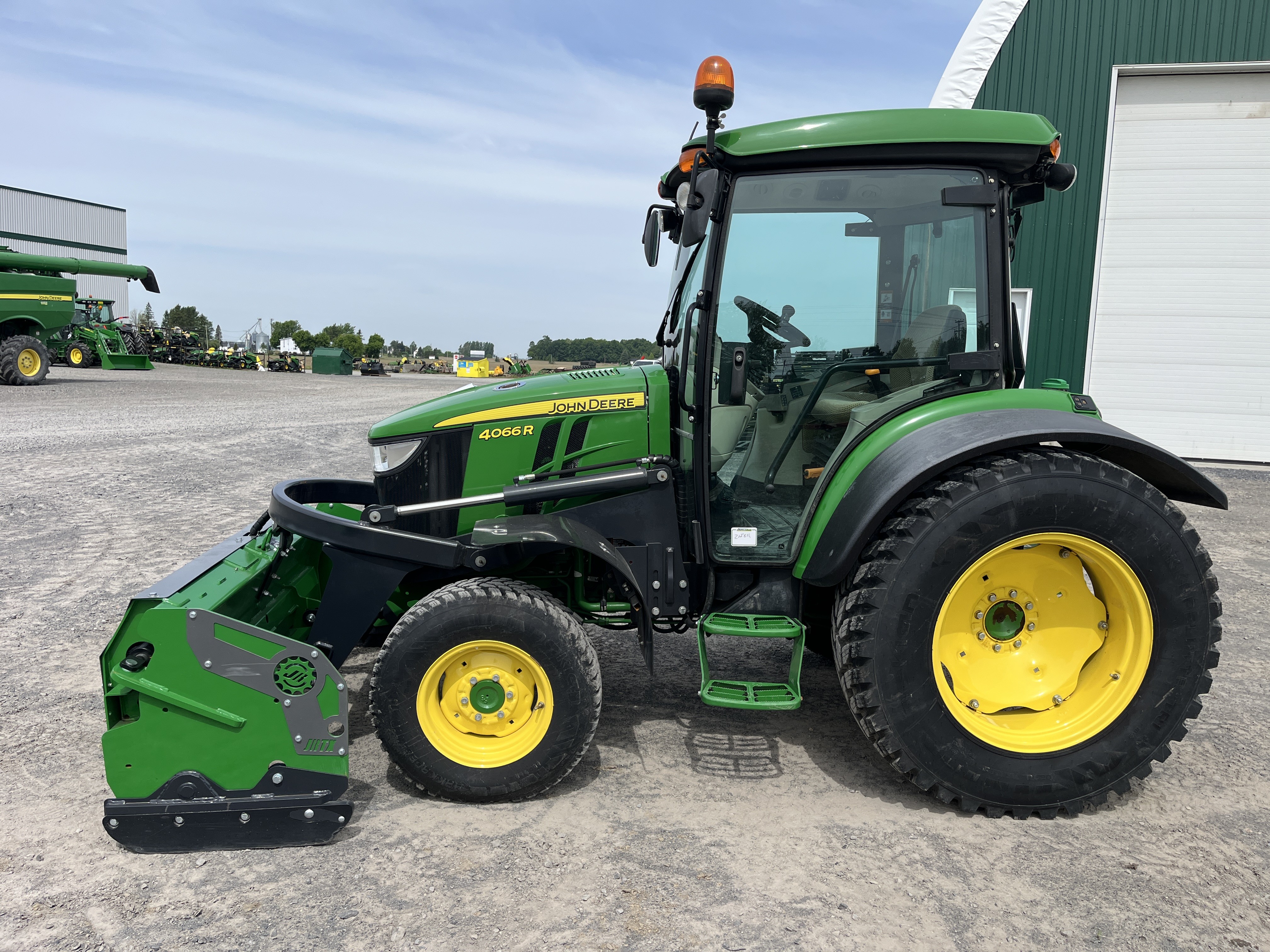 John Deere 4066R GRATTE NOKIAN    
