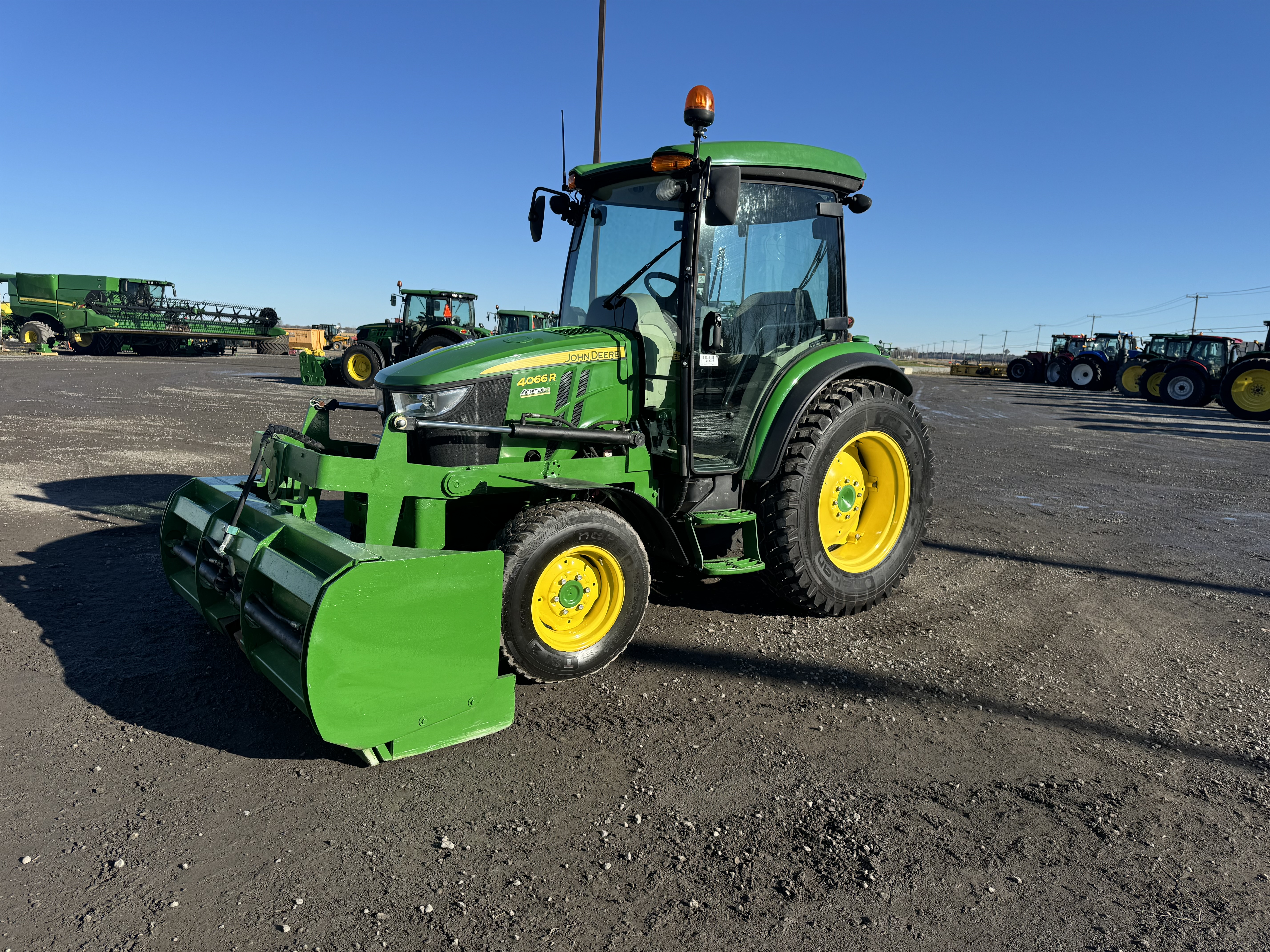 John Deere 4066R GRATTE NOKIAN    