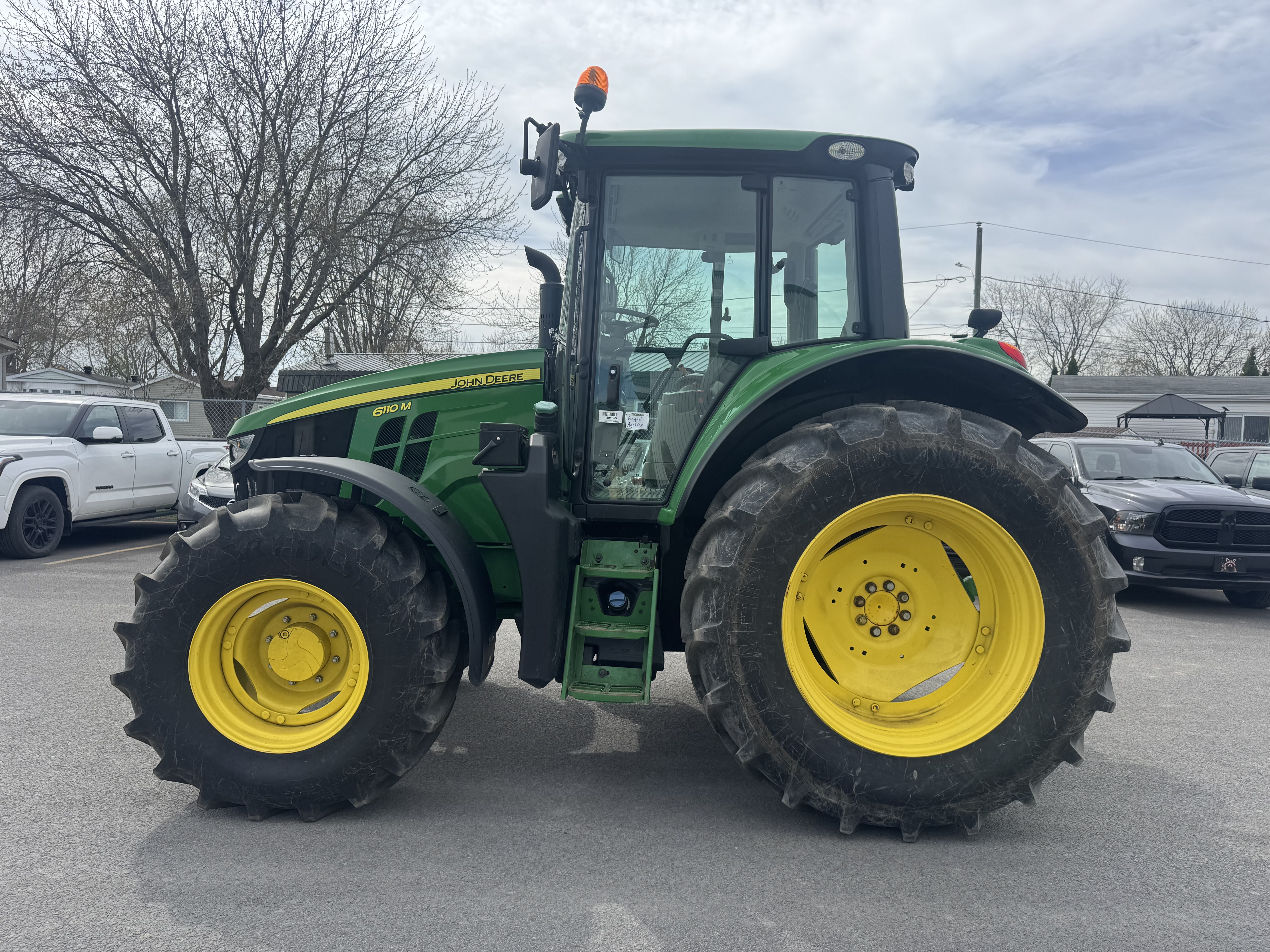 John Deere 6110M    
