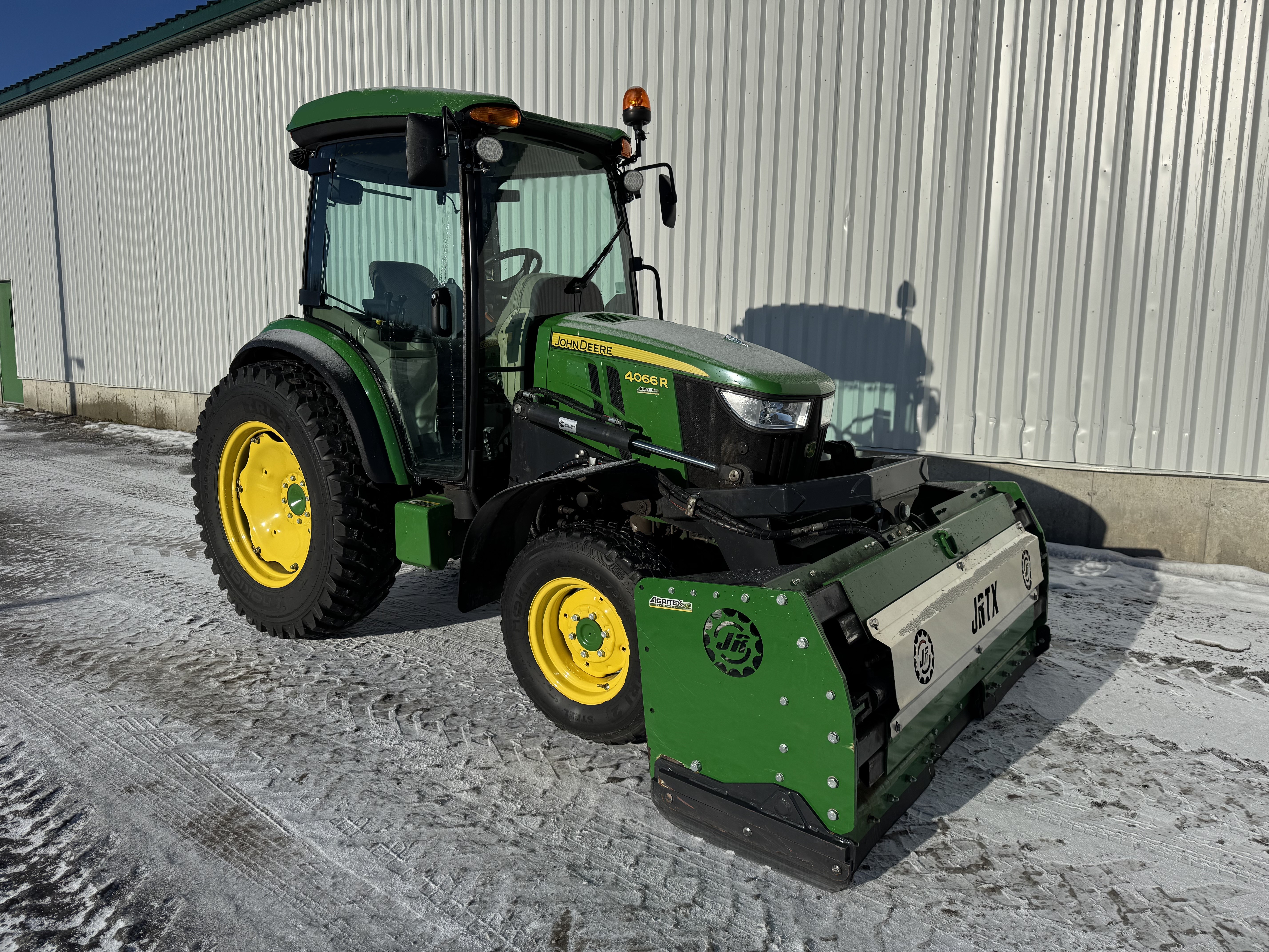John Deere 4066R GRATTE NOKIAN    