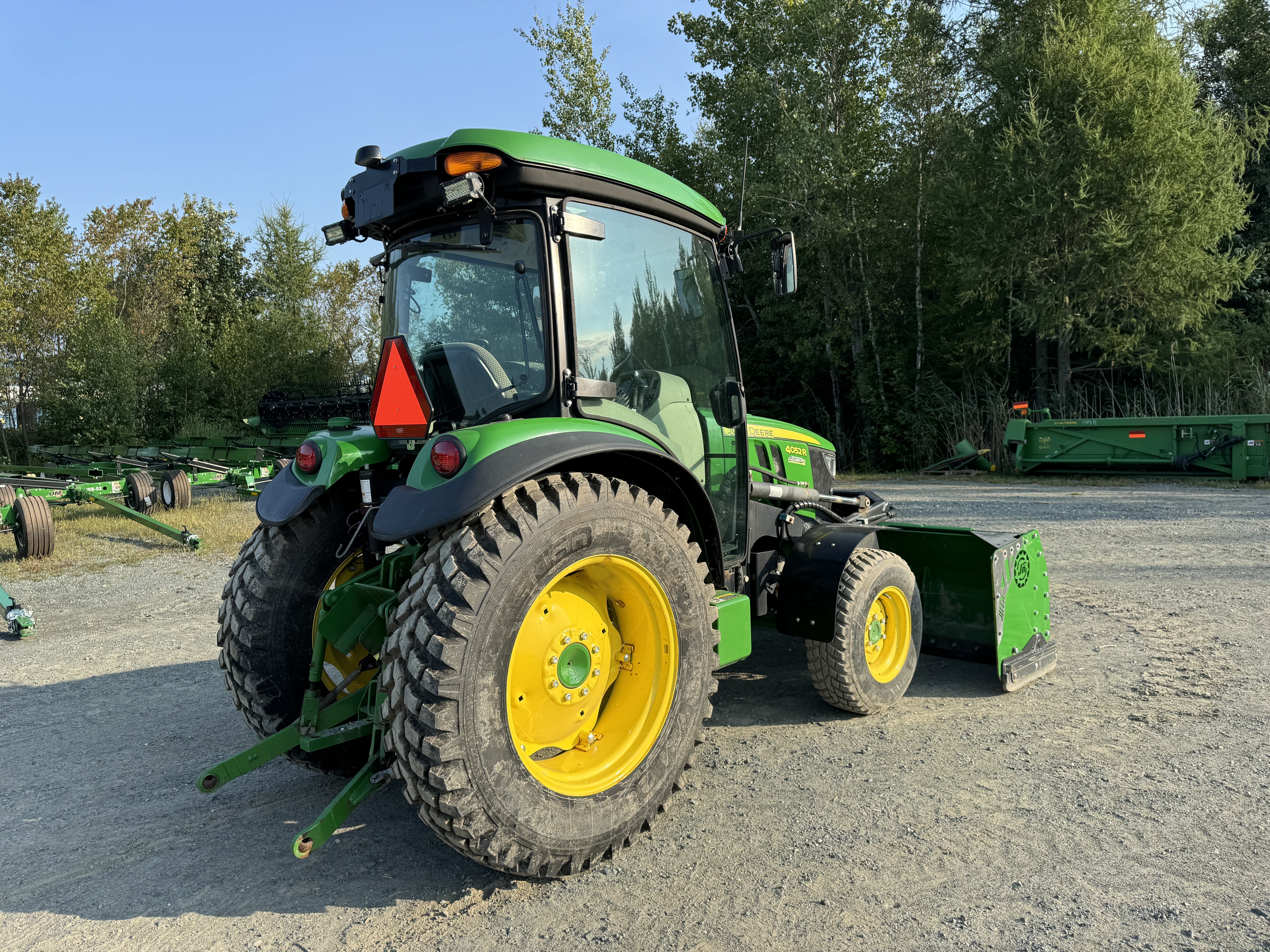 John Deere 4052R GRATTE NOKIAN 