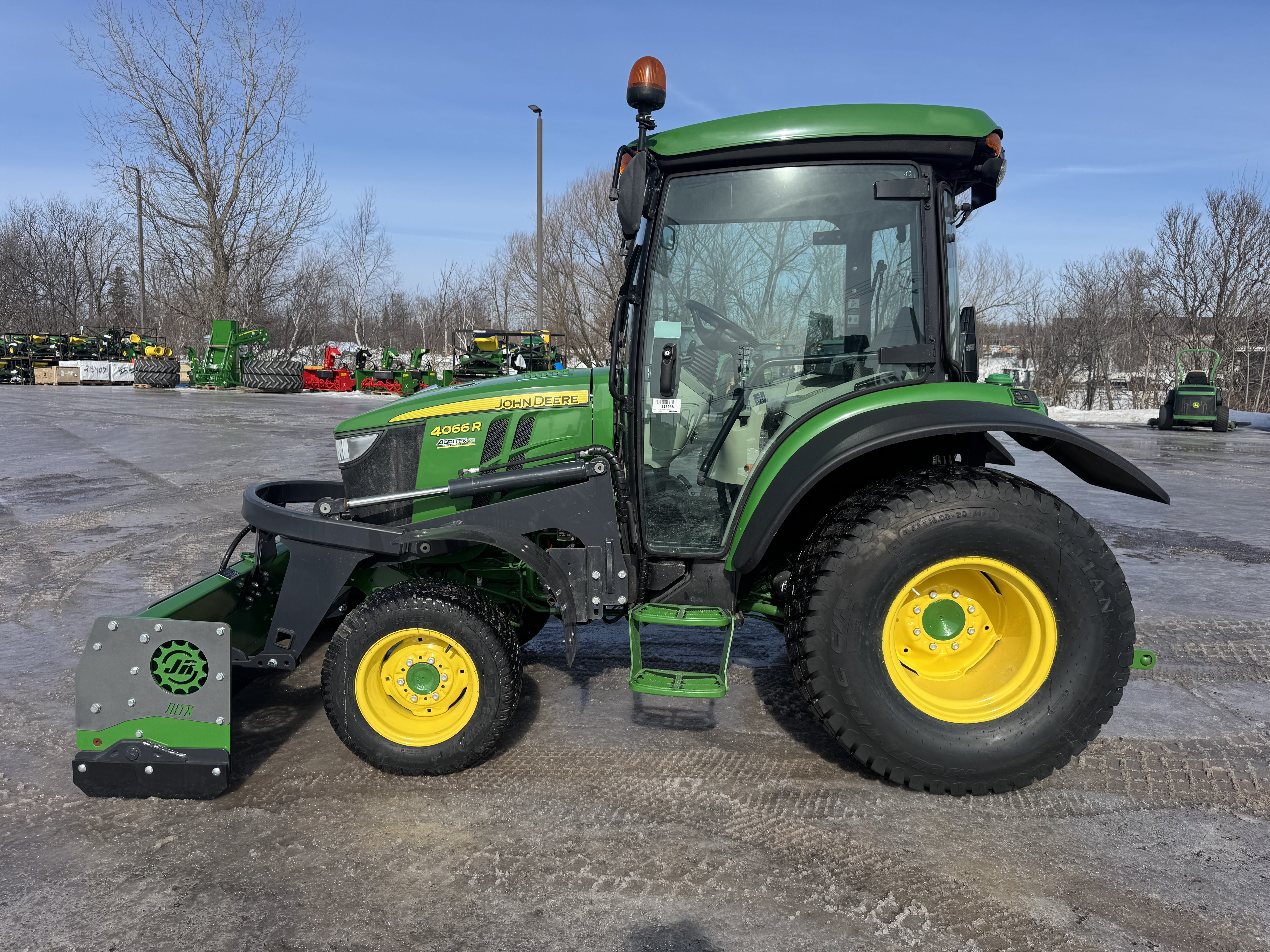 John Deere 4066R TURF GRATTE 