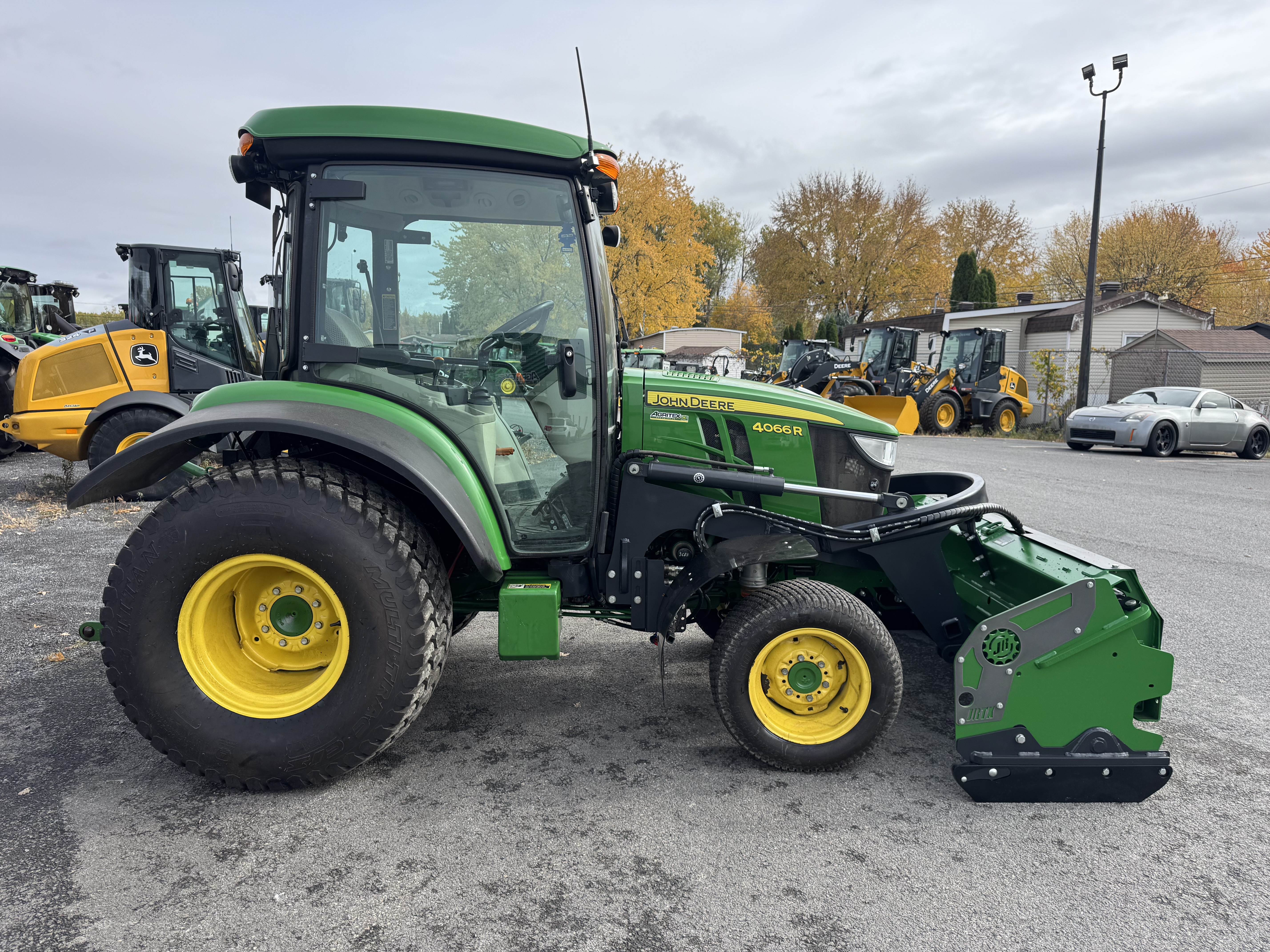 John Deere 4066R TURF GRATTE 
