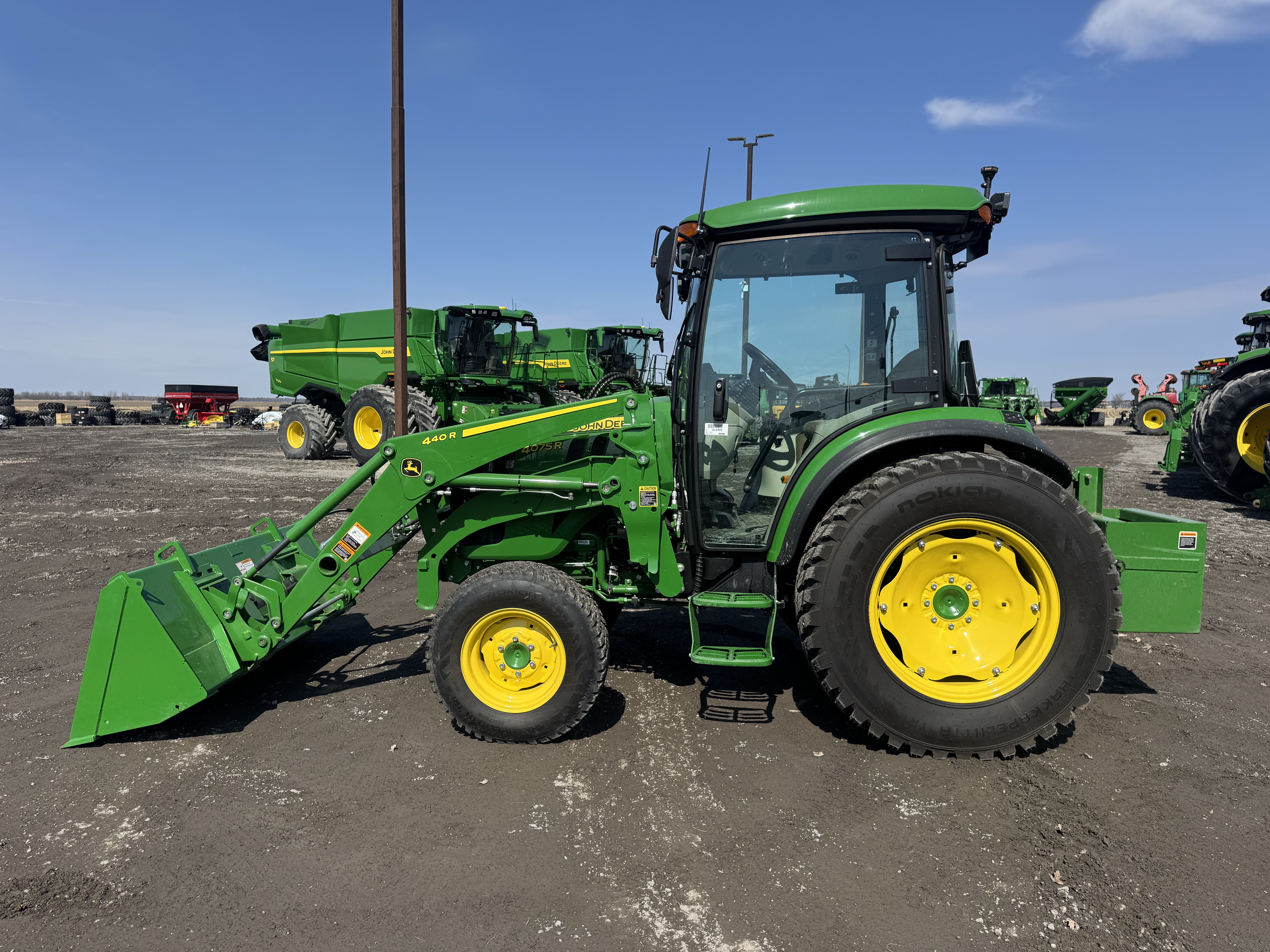 John Deere 4075R NOKIAN LOADER