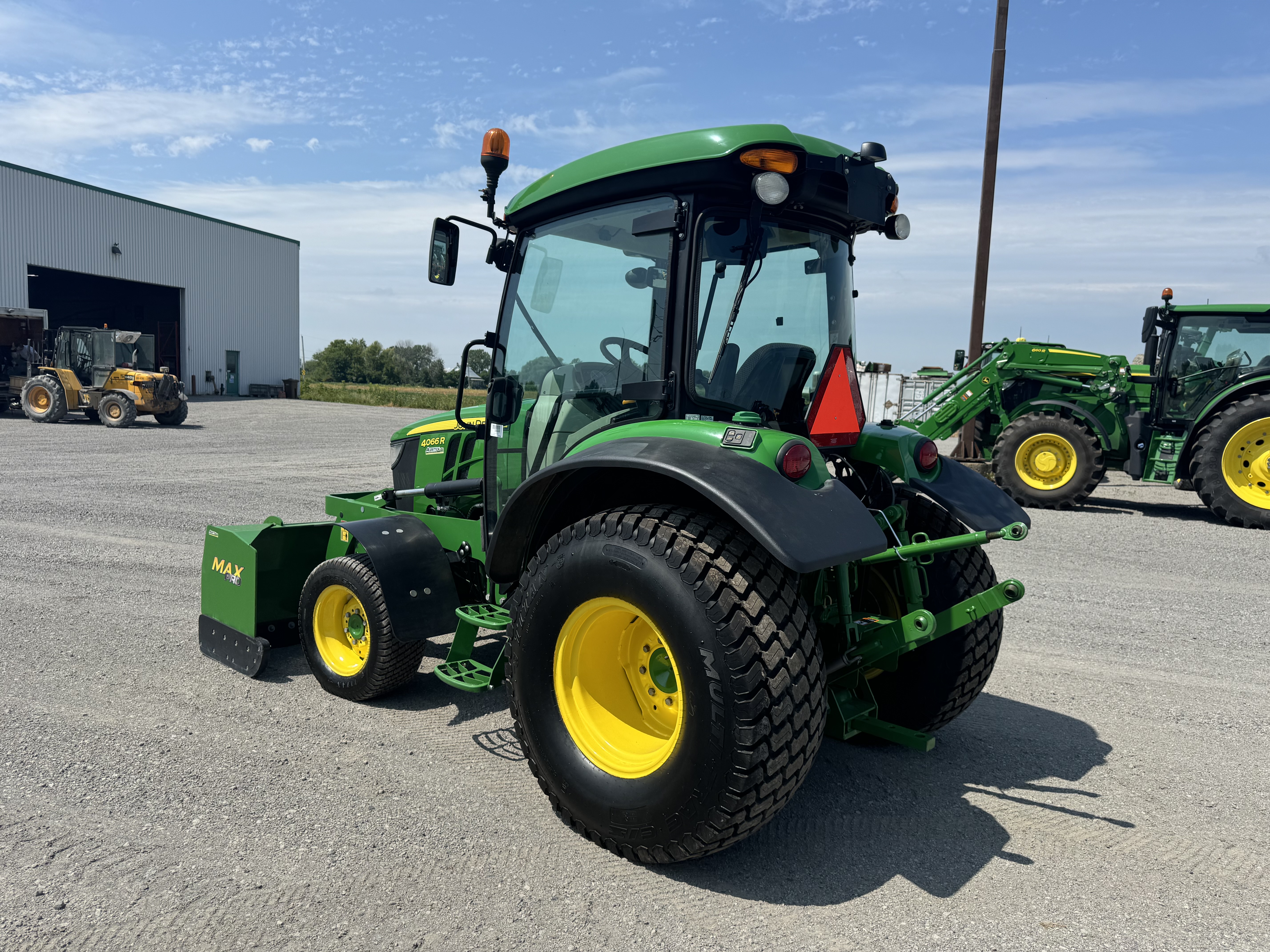 John Deere 4066R TURF GRATTE 