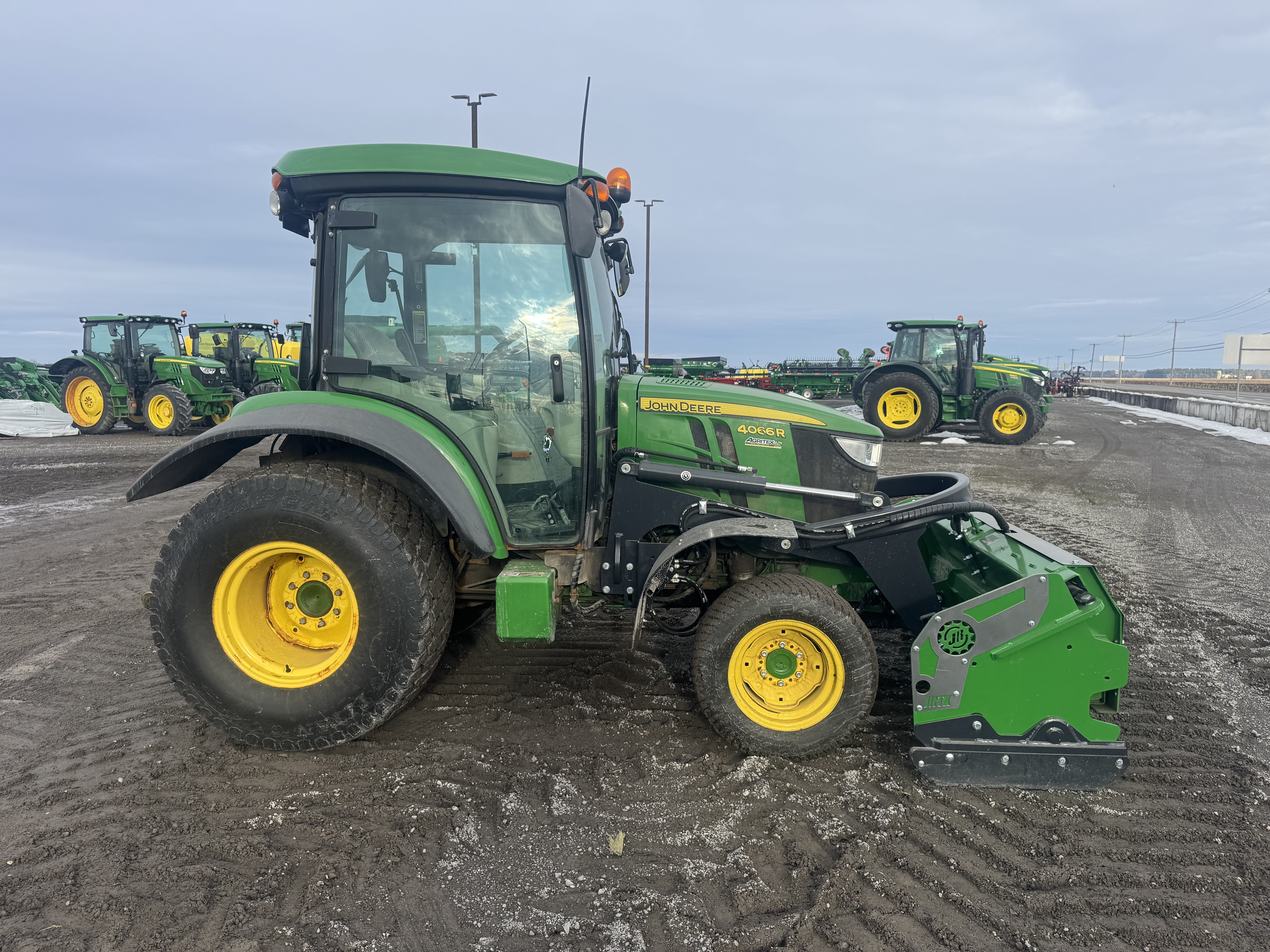 John Deere 4066R TURF GRATTE 