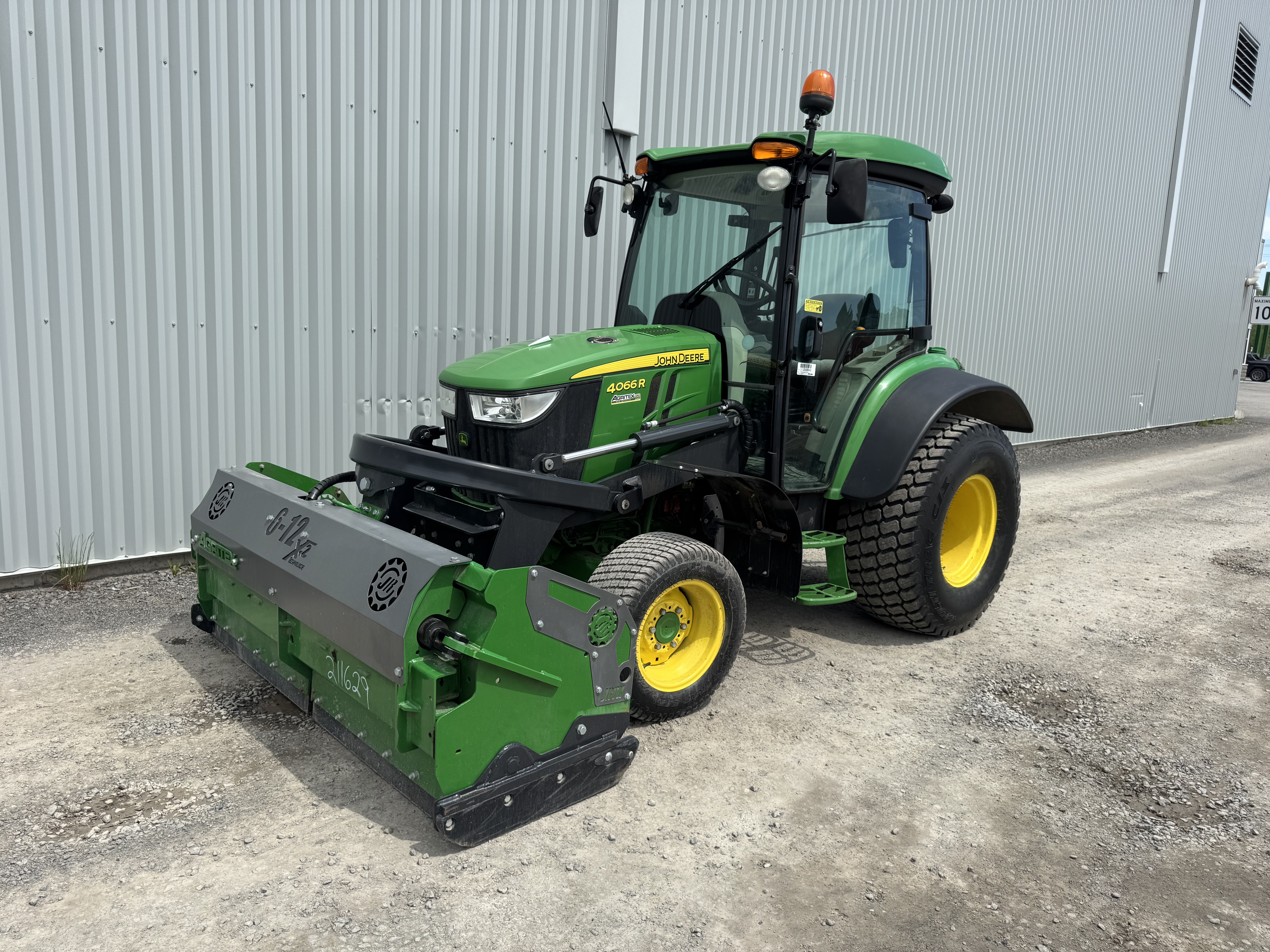John Deere 4066R TURF GRATTE 