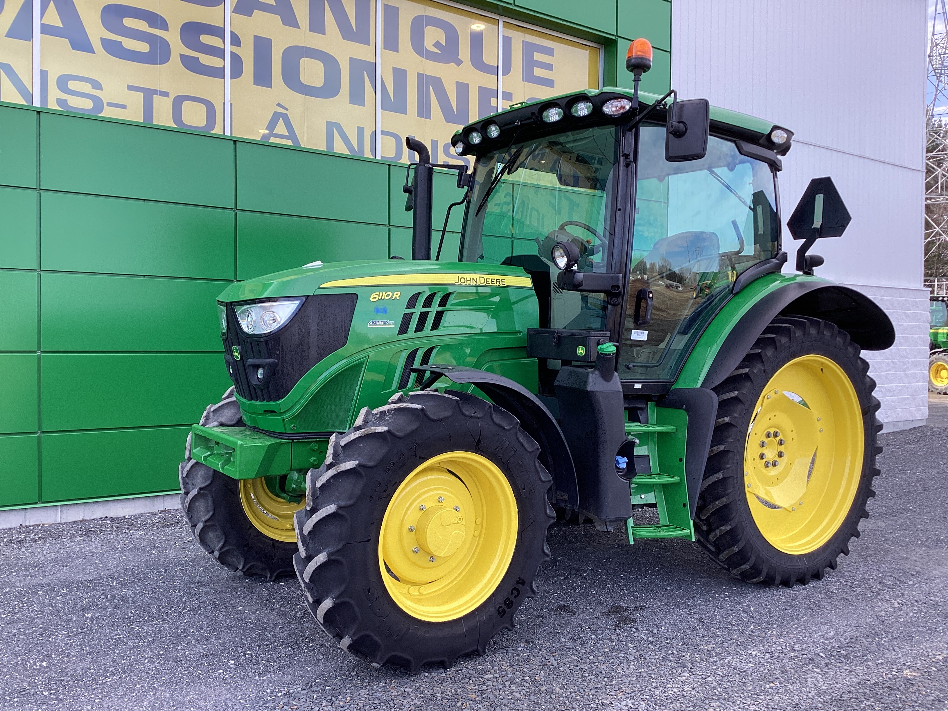 John Deere 6110R  