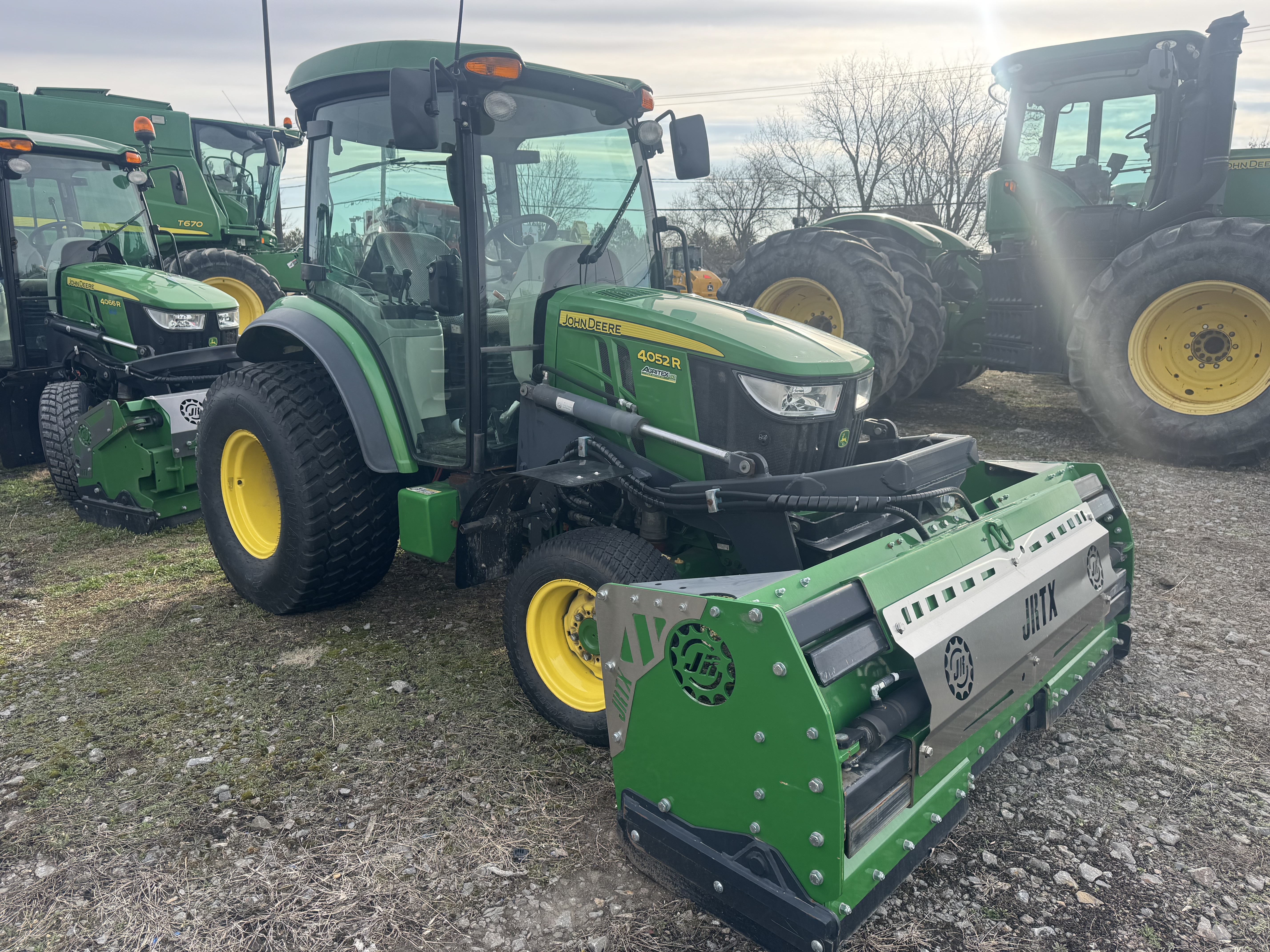 John Deere 4052R GRATTE TURF    