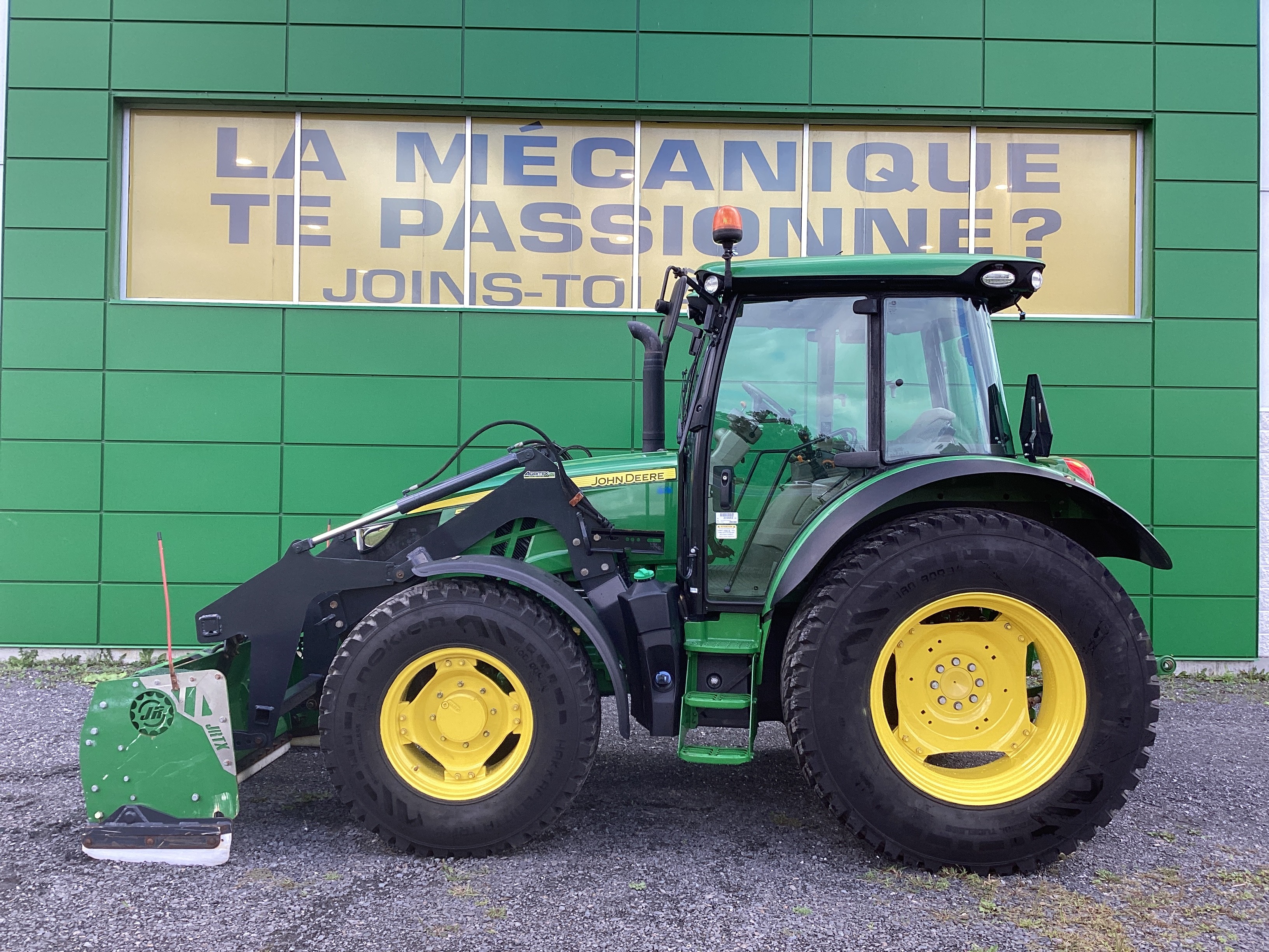 John Deere 5100R NOKIAN GRATTE