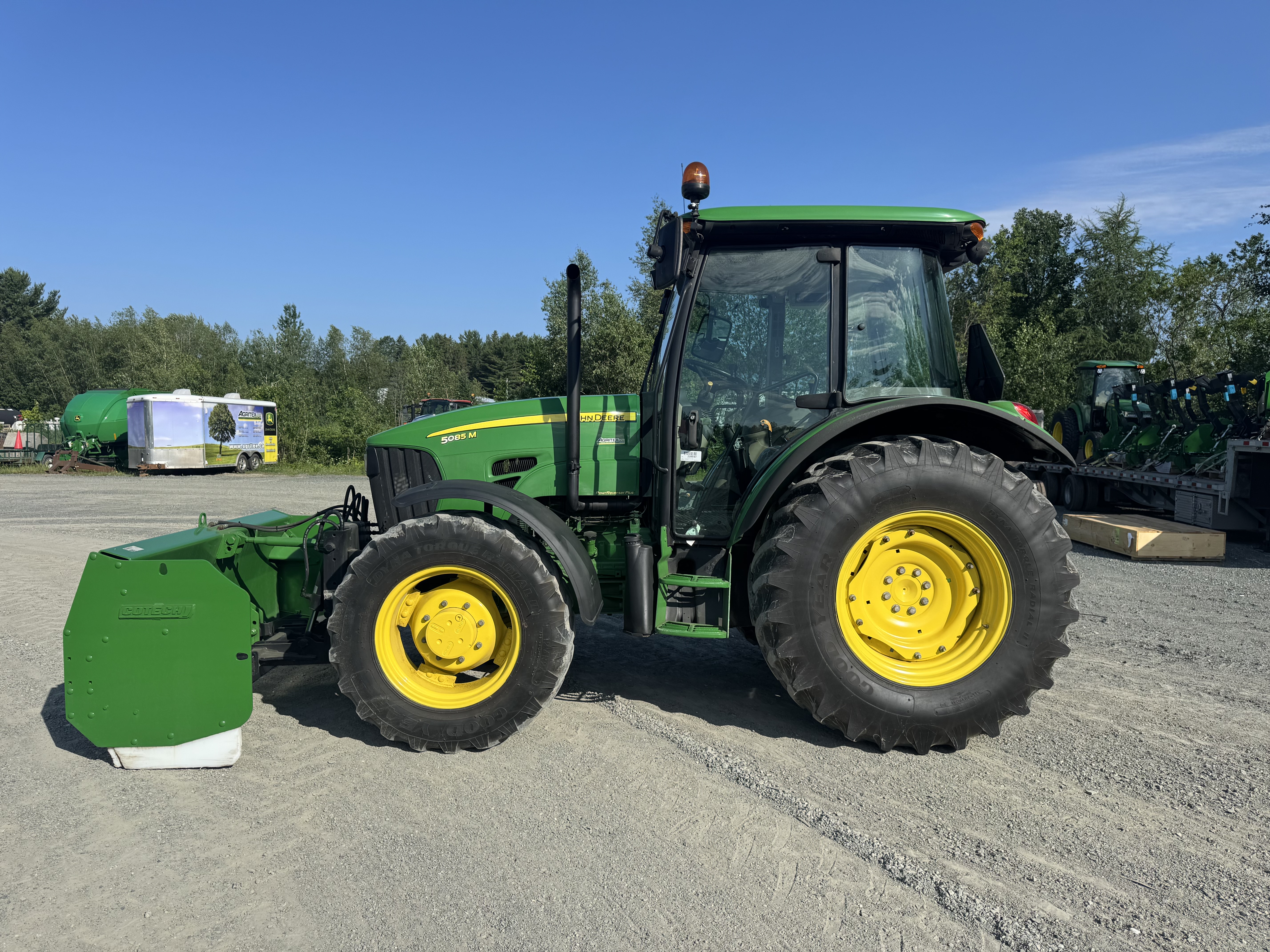 John Deere 5085M