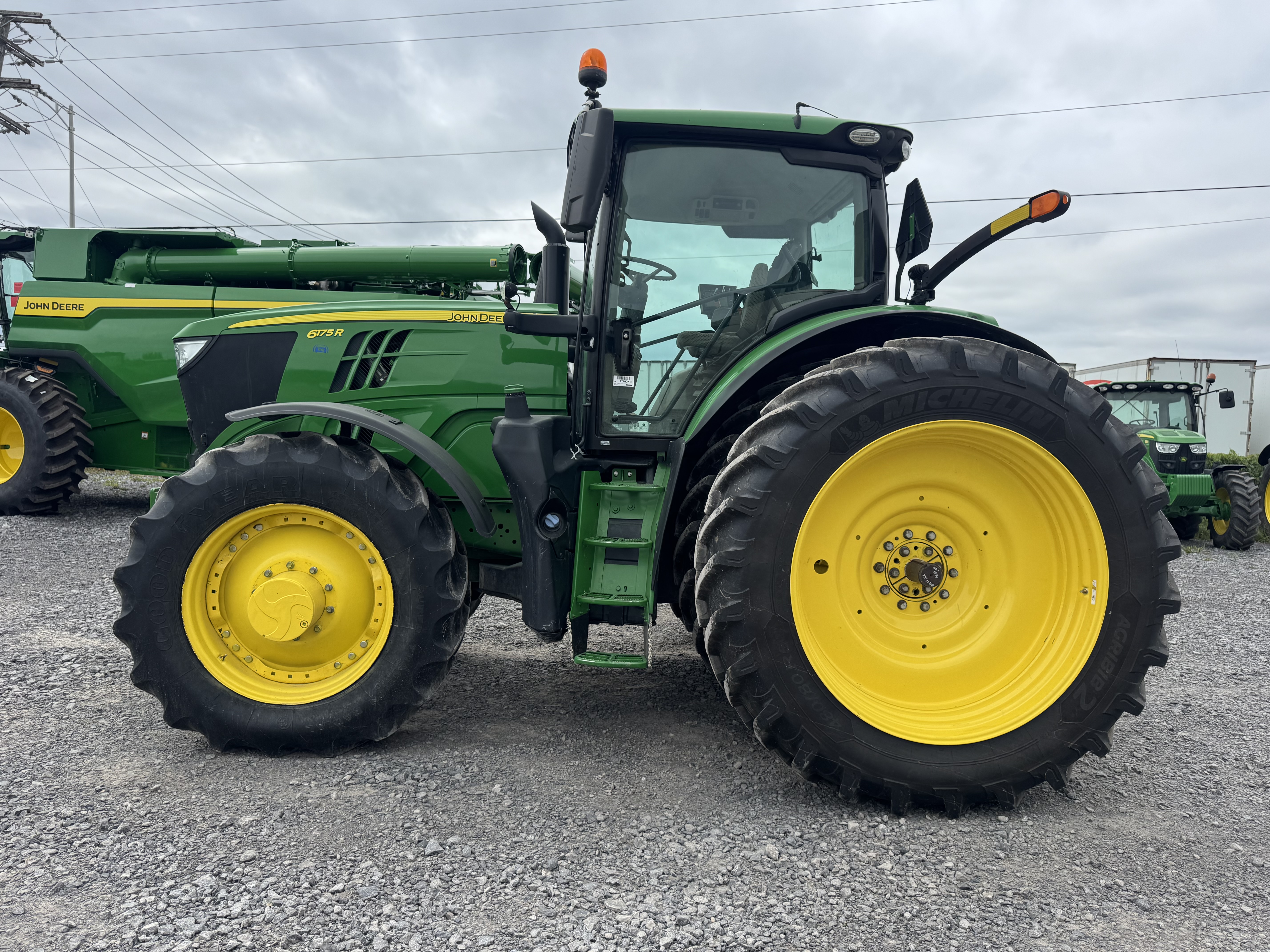 John Deere 6175R  