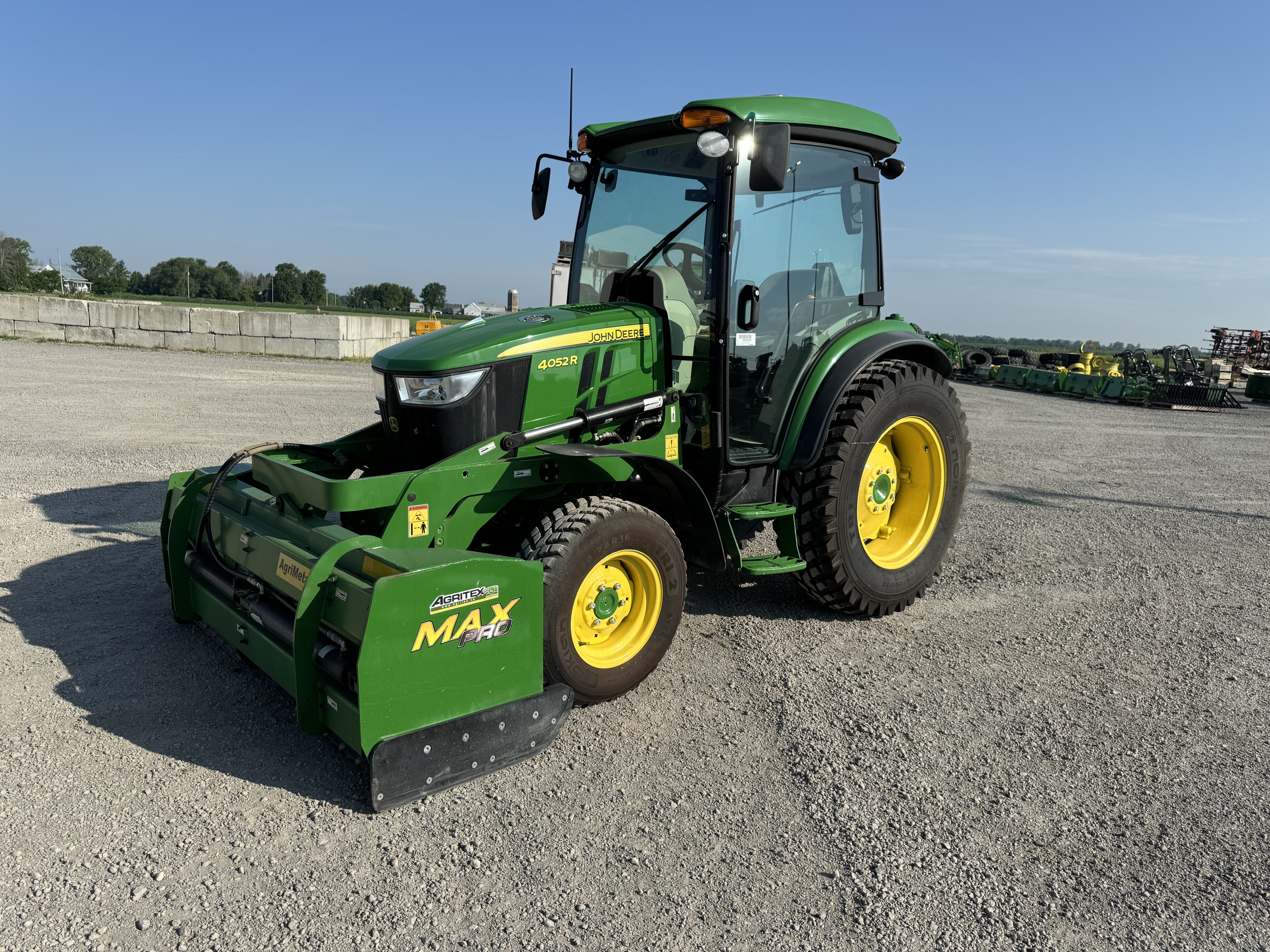 John Deere 4052R GRATTE NOKIAN 