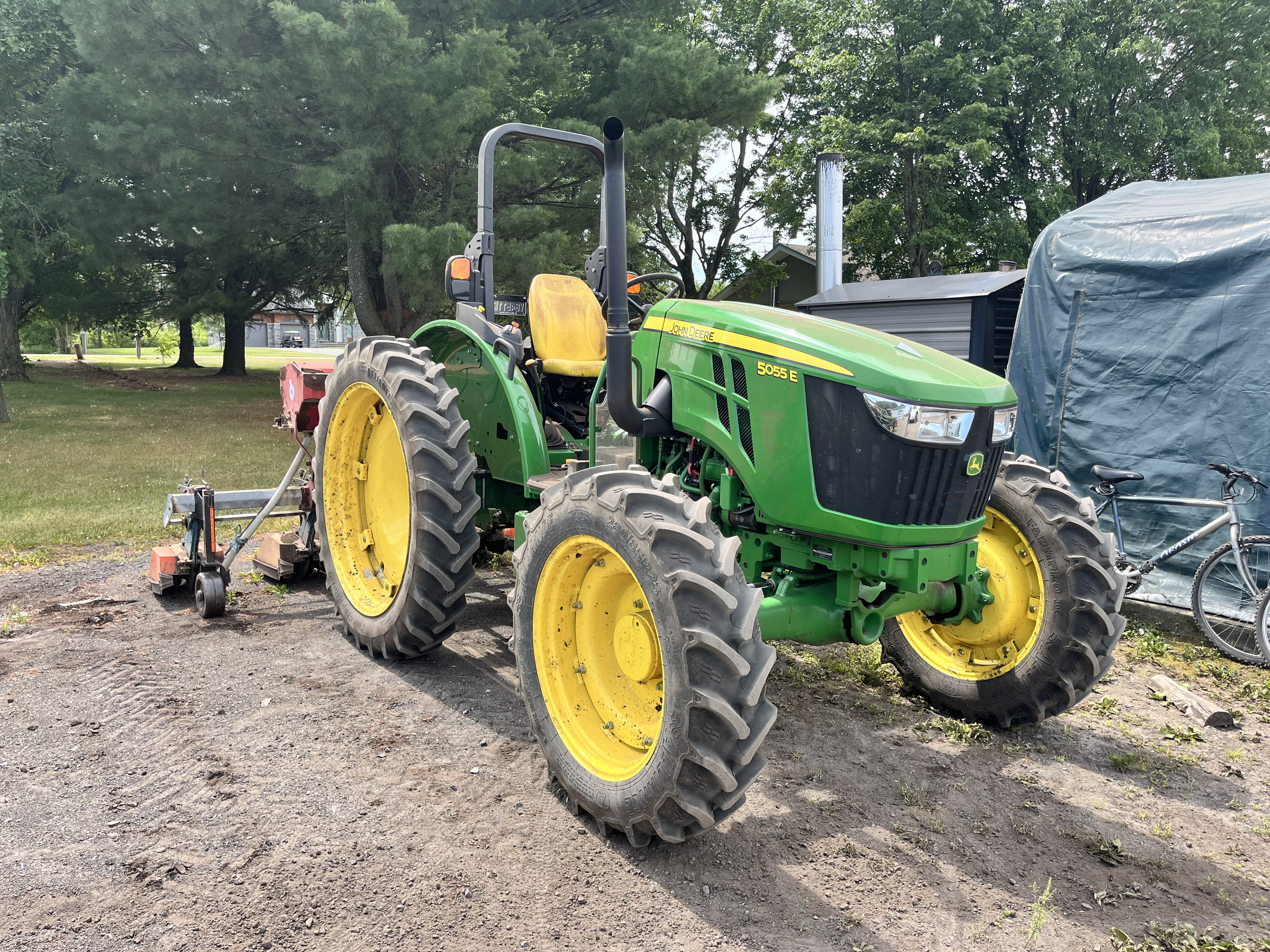 John Deere 5055E