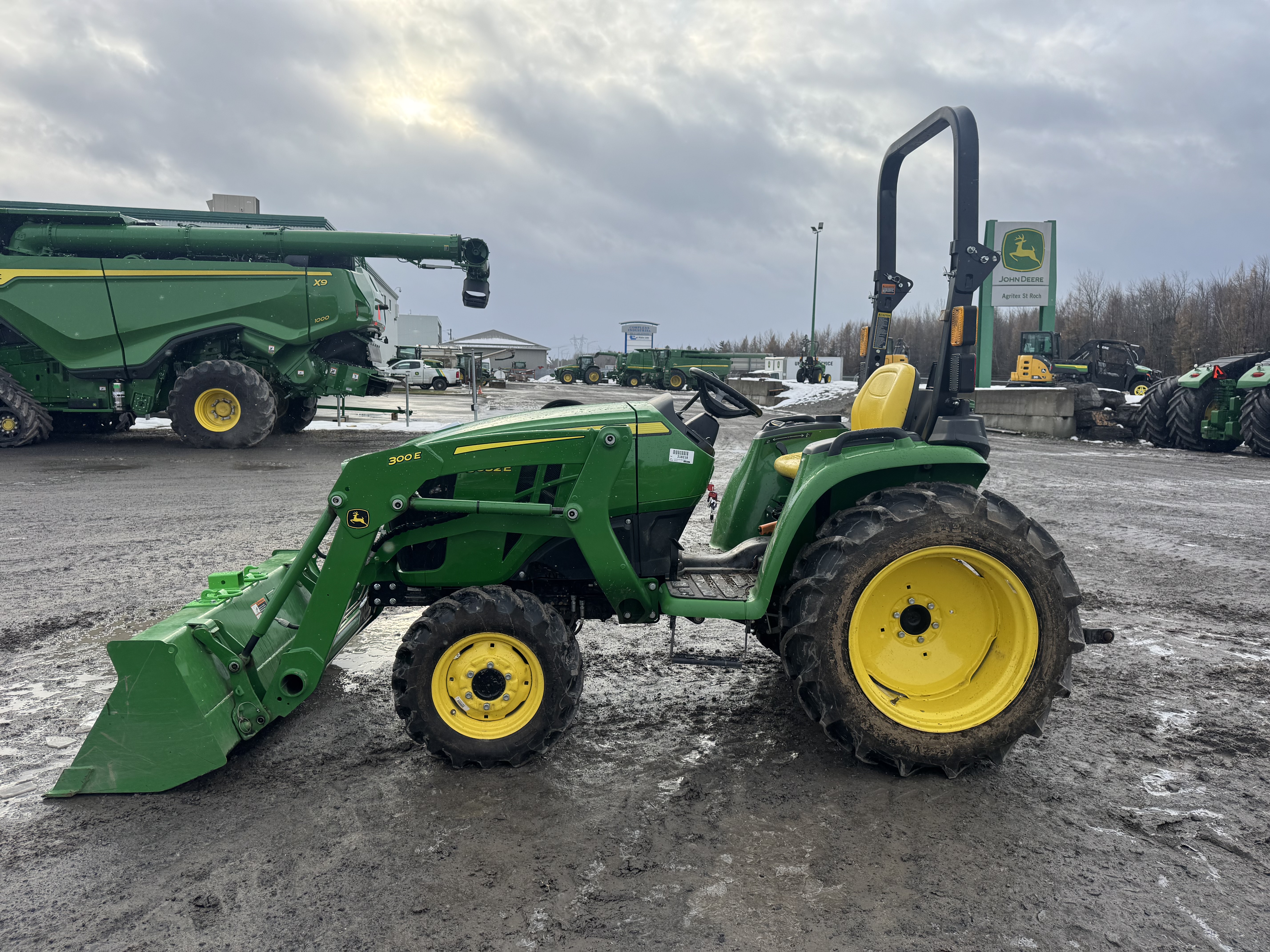 John Deere 3032E